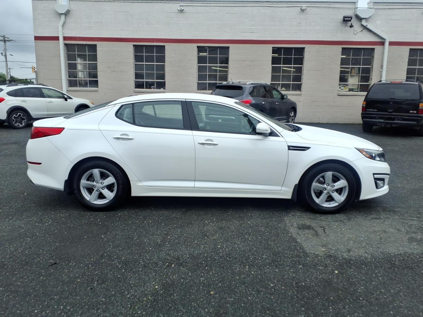 2015 White Kia Optima LX (KNAGM4A79F5) with an 2.4L 4 Cylinder Fuel Injected engine, Automatic transmission, located at 50 Eastern Blvd., Essex, MD, 21221, (410) 686-3444, 39.304367, -76.484947 - Photo#4