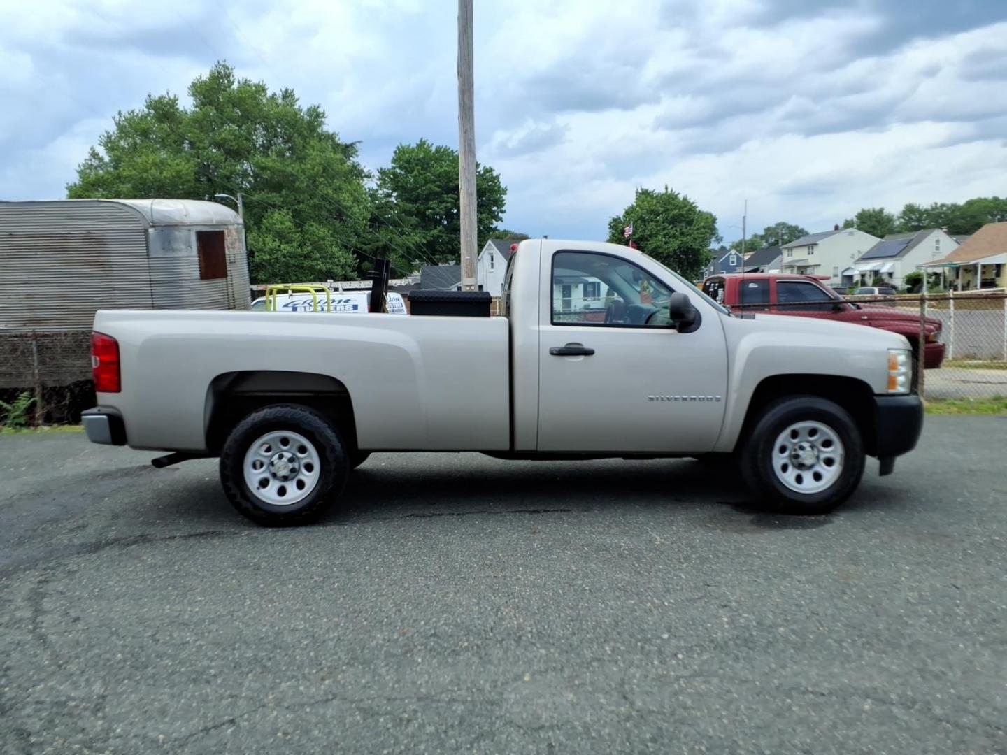 2009 Silver Chevrolet Silverado 1500 Work Truck (1GCEC14X99Z) with an 4.3L Vortec 4.3L V6 195hp 260ft. lbs. Sequential-Port F.I. engine, 4-Speed Automatic transmission, located at 50 Eastern Blvd., Essex, MD, 21221, (410) 686-3444, 39.304367, -76.484947 - Photo#5