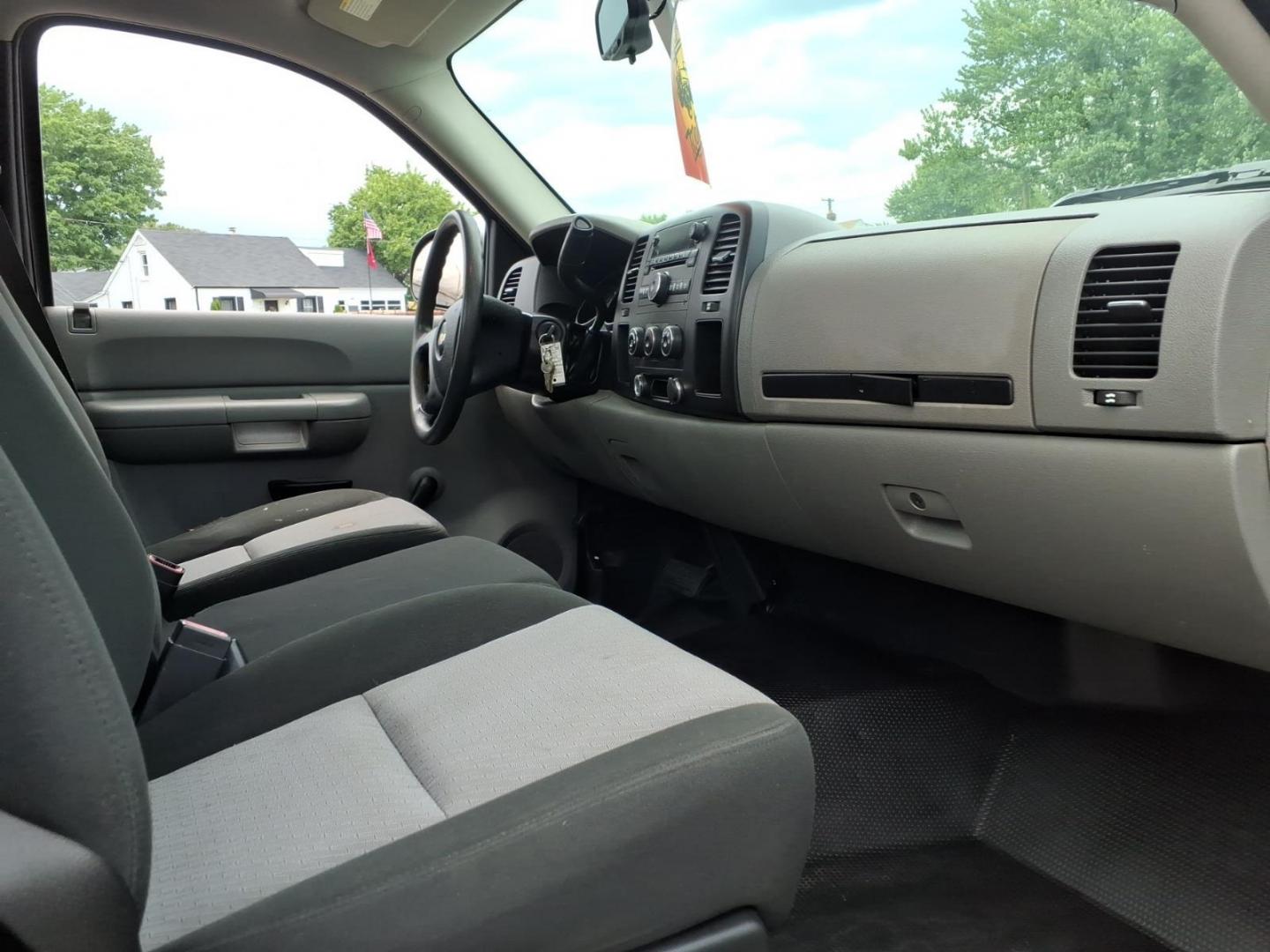 2009 Silver Chevrolet Silverado 1500 Work Truck (1GCEC14X99Z) with an 4.3L Vortec 4.3L V6 195hp 260ft. lbs. Sequential-Port F.I. engine, 4-Speed Automatic transmission, located at 50 Eastern Blvd., Essex, MD, 21221, (410) 686-3444, 39.304367, -76.484947 - Photo#10