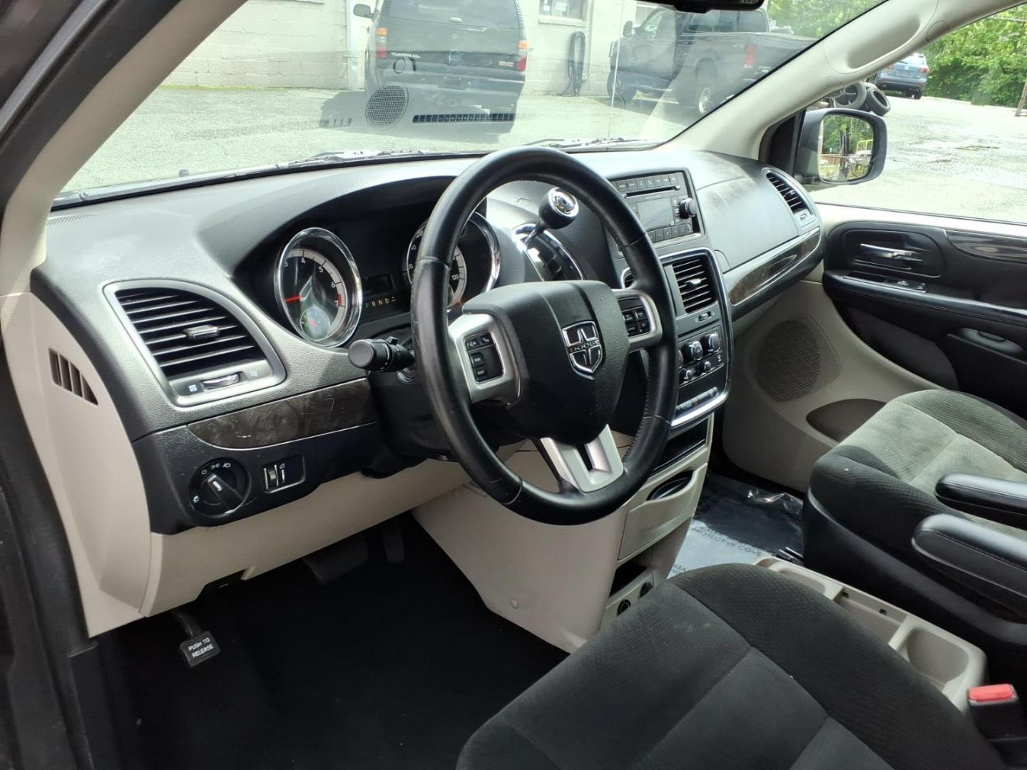 2016 Gray Dodge Grand Caravan SE (2C4RDGBG5GR) with an 3.6L 6 Cylinder Sequential-Port F.I. engine, Automatic transmission, located at 50 Eastern Blvd., Essex, MD, 21221, (410) 686-3444, 39.304367, -76.484947 - Photo#7