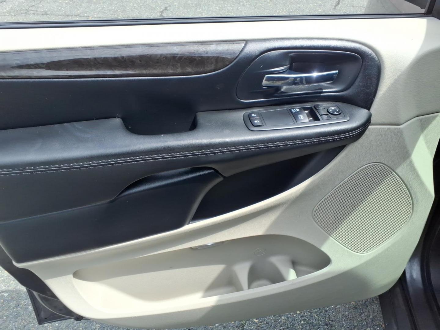 2016 Gray Dodge Grand Caravan SE (2C4RDGBG5GR) with an 3.6L 6 Cylinder Sequential-Port F.I. engine, Automatic transmission, located at 50 Eastern Blvd., Essex, MD, 21221, (410) 686-3444, 39.304367, -76.484947 - Photo#8