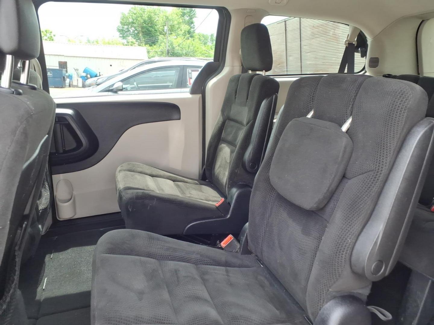 2016 Gray Dodge Grand Caravan SE (2C4RDGBG5GR) with an 3.6L 6 Cylinder Sequential-Port F.I. engine, Automatic transmission, located at 50 Eastern Blvd., Essex, MD, 21221, (410) 686-3444, 39.304367, -76.484947 - Photo#9