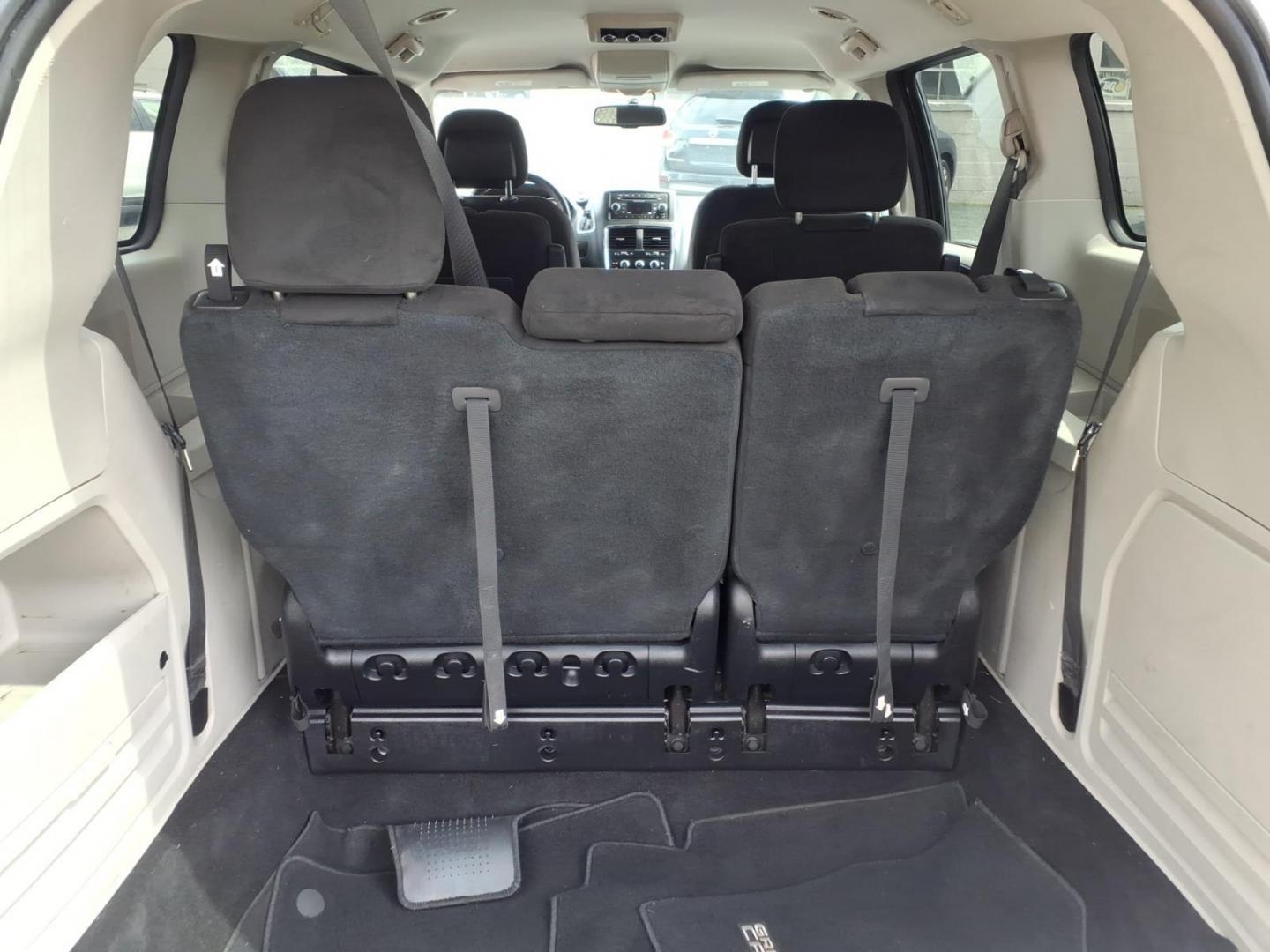2016 Gray Dodge Grand Caravan SE (2C4RDGBG5GR) with an 3.6L 6 Cylinder Sequential-Port F.I. engine, Automatic transmission, located at 50 Eastern Blvd., Essex, MD, 21221, (410) 686-3444, 39.304367, -76.484947 - Photo#11
