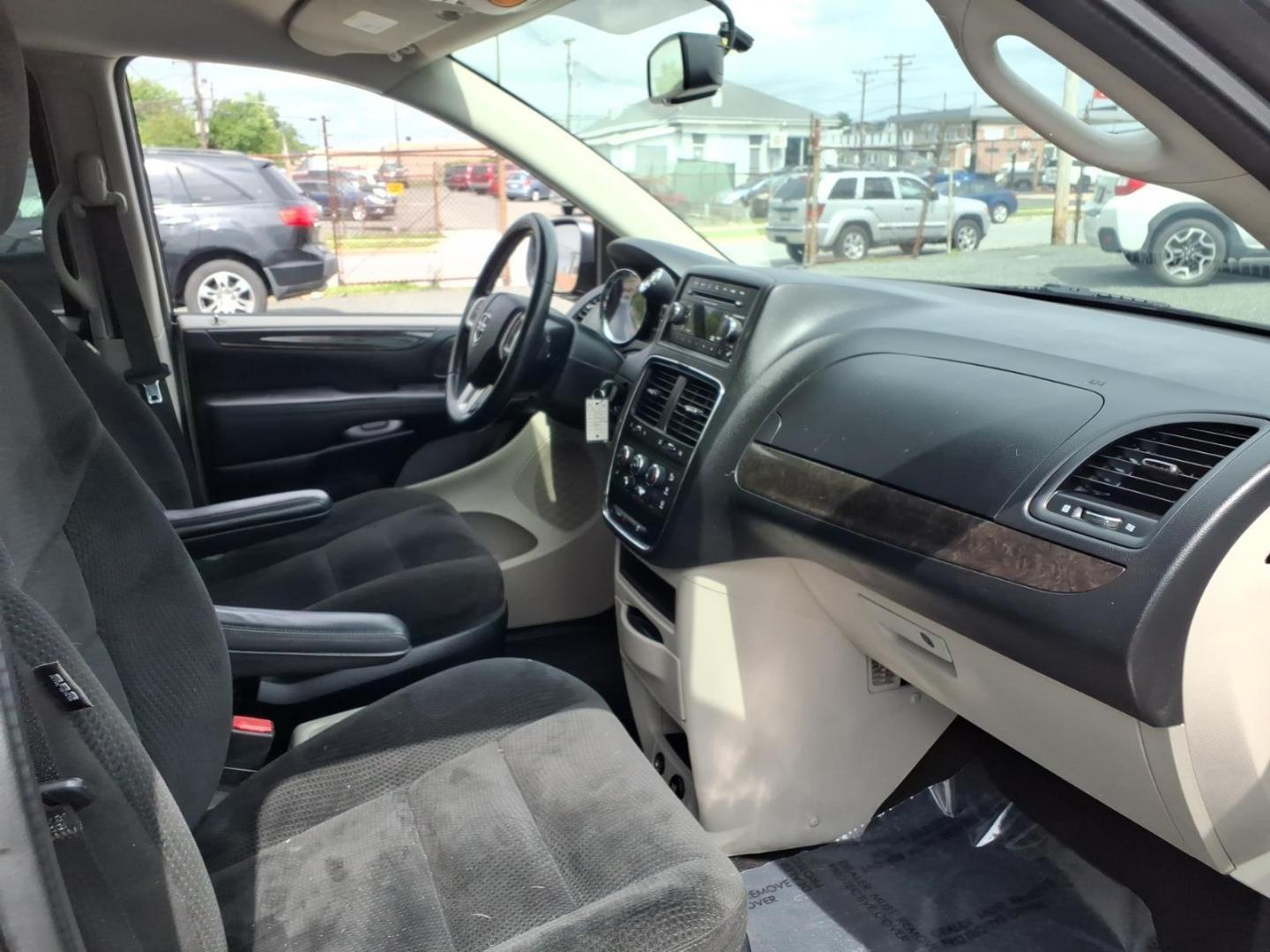 2016 Gray Dodge Grand Caravan SE (2C4RDGBG5GR) with an 3.6L 6 Cylinder Sequential-Port F.I. engine, Automatic transmission, located at 50 Eastern Blvd., Essex, MD, 21221, (410) 686-3444, 39.304367, -76.484947 - Photo#12