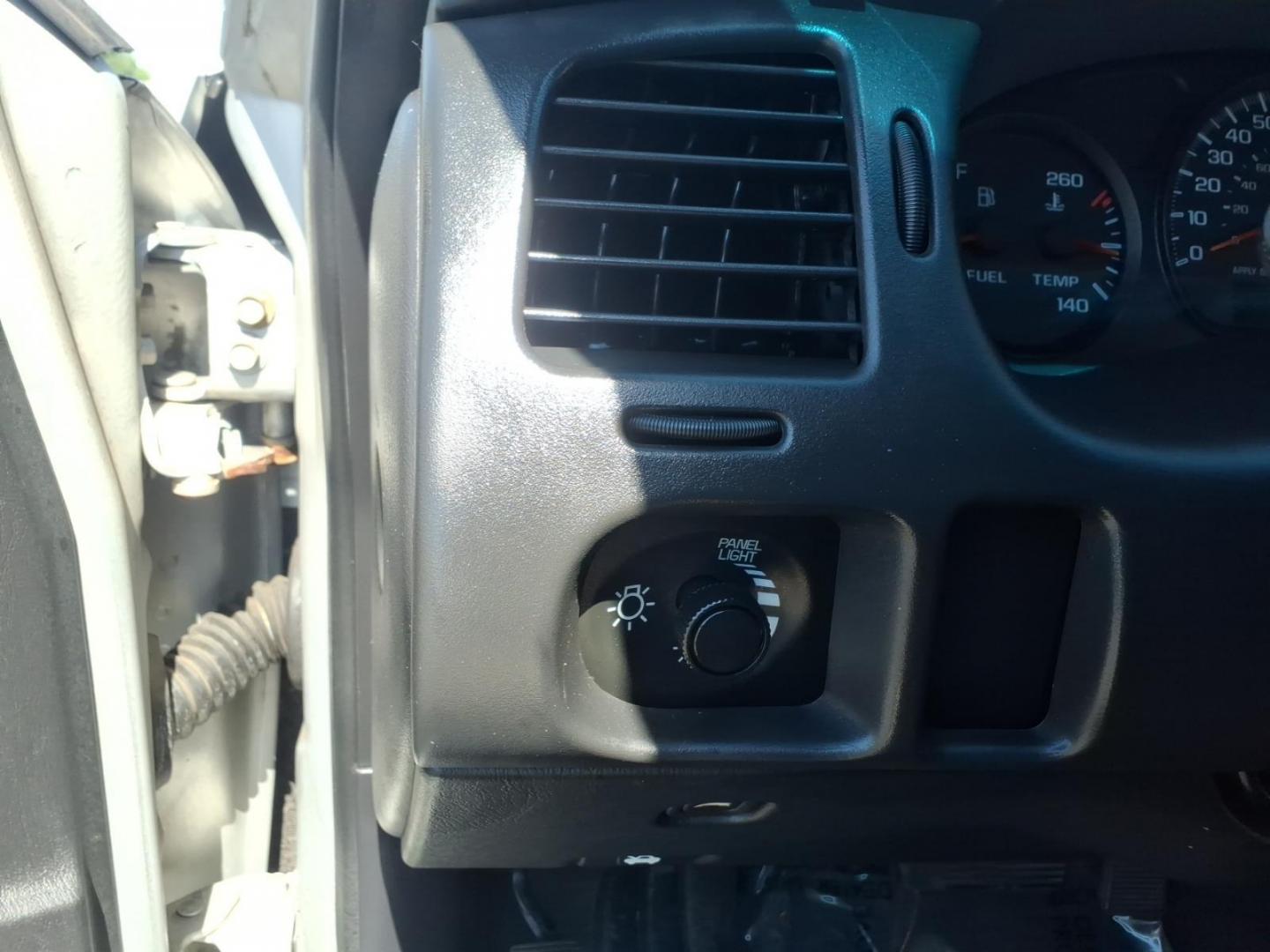2003 Silver Chevrolet Monte Carlo LS (2G1WW12E639) with an 3.4L 6 Cylinder Sequential-Port F.I. engine, Automatic transmission, located at 50 Eastern Blvd., Essex, MD, 21221, (410) 686-3444, 39.304367, -76.484947 - Photo#16