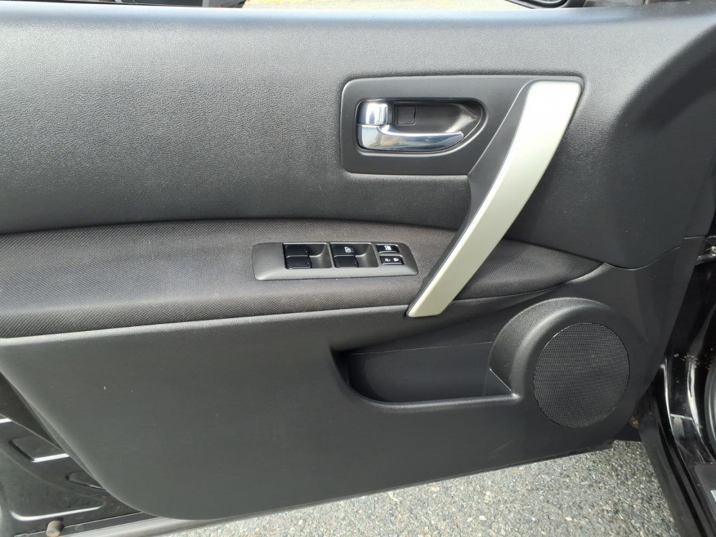 2010 Black Nissan Rogue (JN8AS5MV0AW) with an 2.5L 4 Cylinder Sequential-Port F.I. engine, ATAWD transmission, located at 50 Eastern Blvd., Essex, MD, 21221, (410) 686-3444, 39.304367, -76.484947 - Photo#8