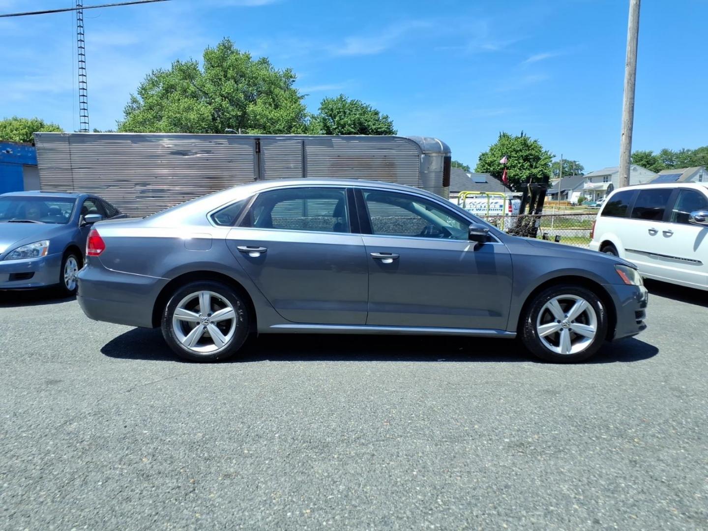 2013 Platinum Gray Metallic Volkswagen Passat SE PZEV (1VWBP7A32DC) with an 2.5L 2.5L I5 170hp 177ft. lbs. PZEV Sequential-Port F.I. engine, 6-Speed Shiftable Automatic transmission, located at 50 Eastern Blvd., Essex, MD, 21221, (410) 686-3444, 39.304367, -76.484947 - Photo#4
