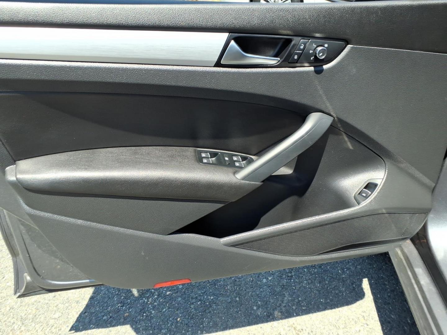 2013 Platinum Gray Metallic Volkswagen Passat SE PZEV (1VWBP7A32DC) with an 2.5L 2.5L I5 170hp 177ft. lbs. PZEV Sequential-Port F.I. engine, 6-Speed Shiftable Automatic transmission, located at 50 Eastern Blvd., Essex, MD, 21221, (410) 686-3444, 39.304367, -76.484947 - Photo#8