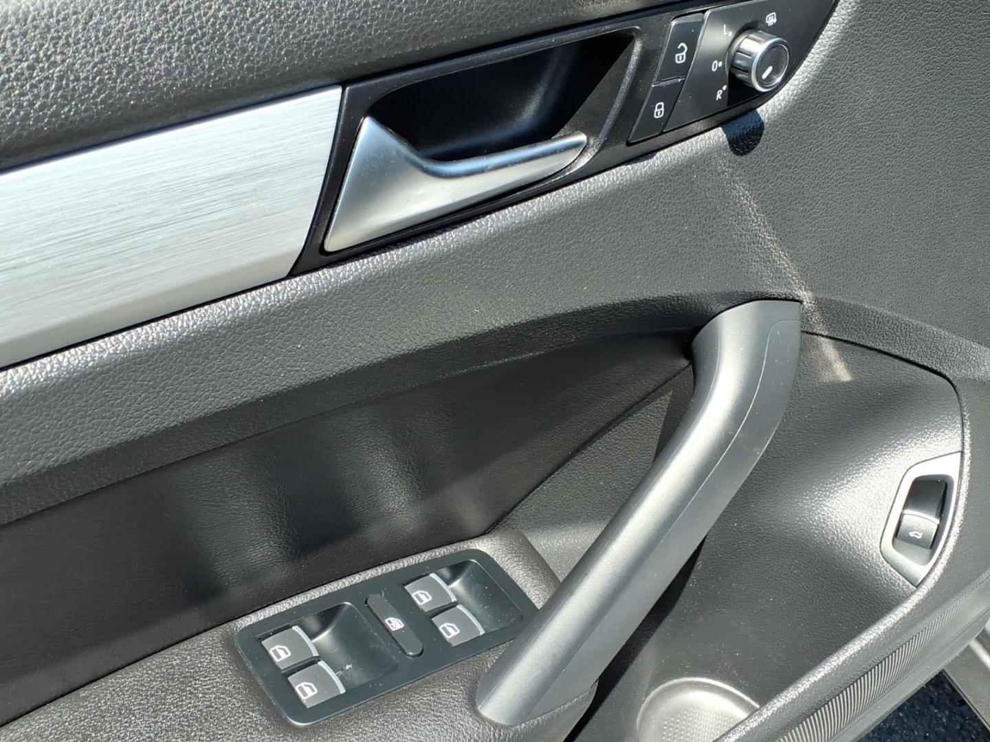2013 Platinum Gray Metallic Volkswagen Passat SE PZEV (1VWBP7A32DC) with an 2.5L 2.5L I5 170hp 177ft. lbs. PZEV Sequential-Port F.I. engine, 6-Speed Shiftable Automatic transmission, located at 50 Eastern Blvd., Essex, MD, 21221, (410) 686-3444, 39.304367, -76.484947 - Photo#9