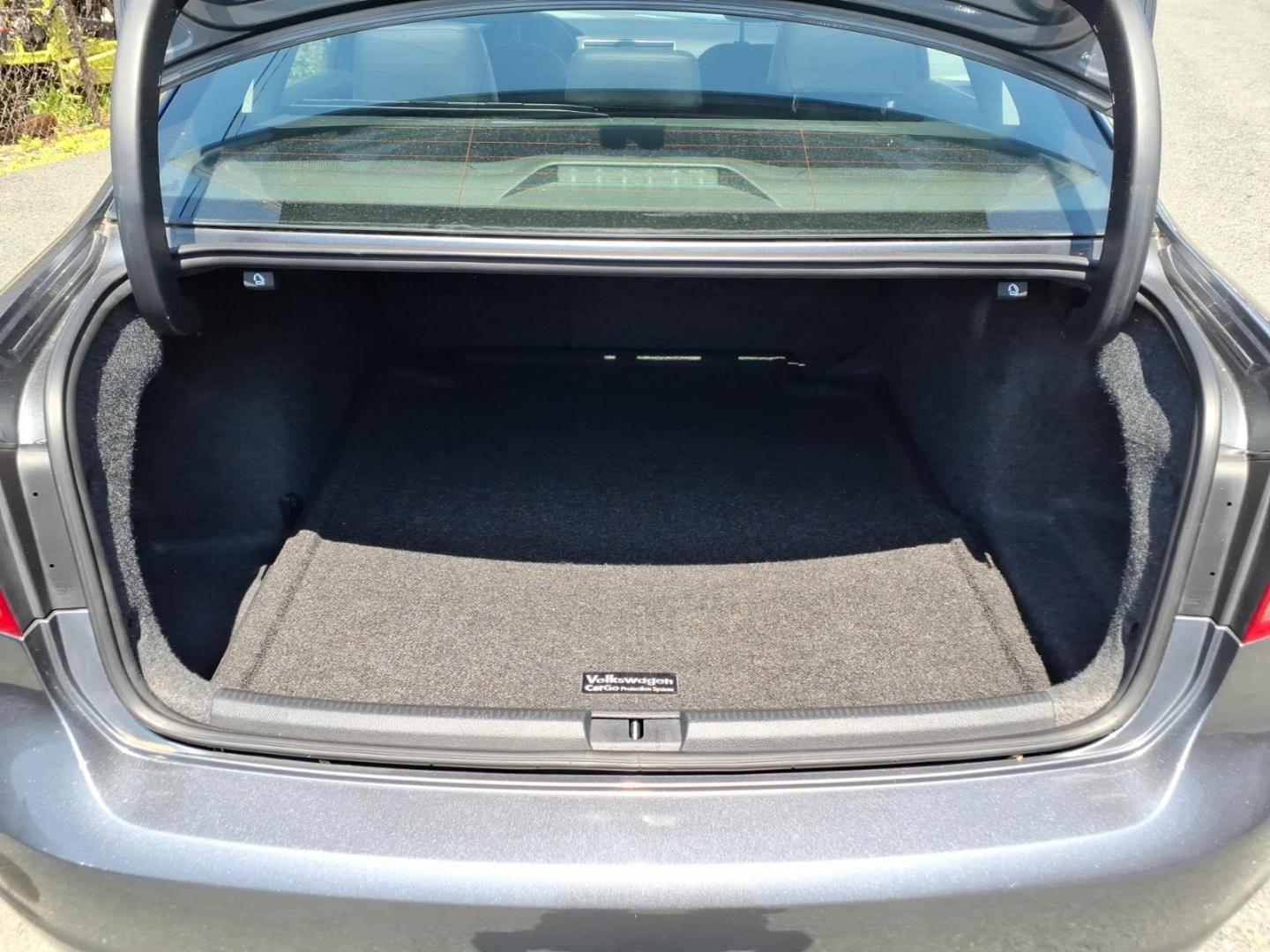 2013 Platinum Gray Metallic Volkswagen Passat SE PZEV (1VWBP7A32DC) with an 2.5L 2.5L I5 170hp 177ft. lbs. PZEV Sequential-Port F.I. engine, 6-Speed Shiftable Automatic transmission, located at 50 Eastern Blvd., Essex, MD, 21221, (410) 686-3444, 39.304367, -76.484947 - Photo#11