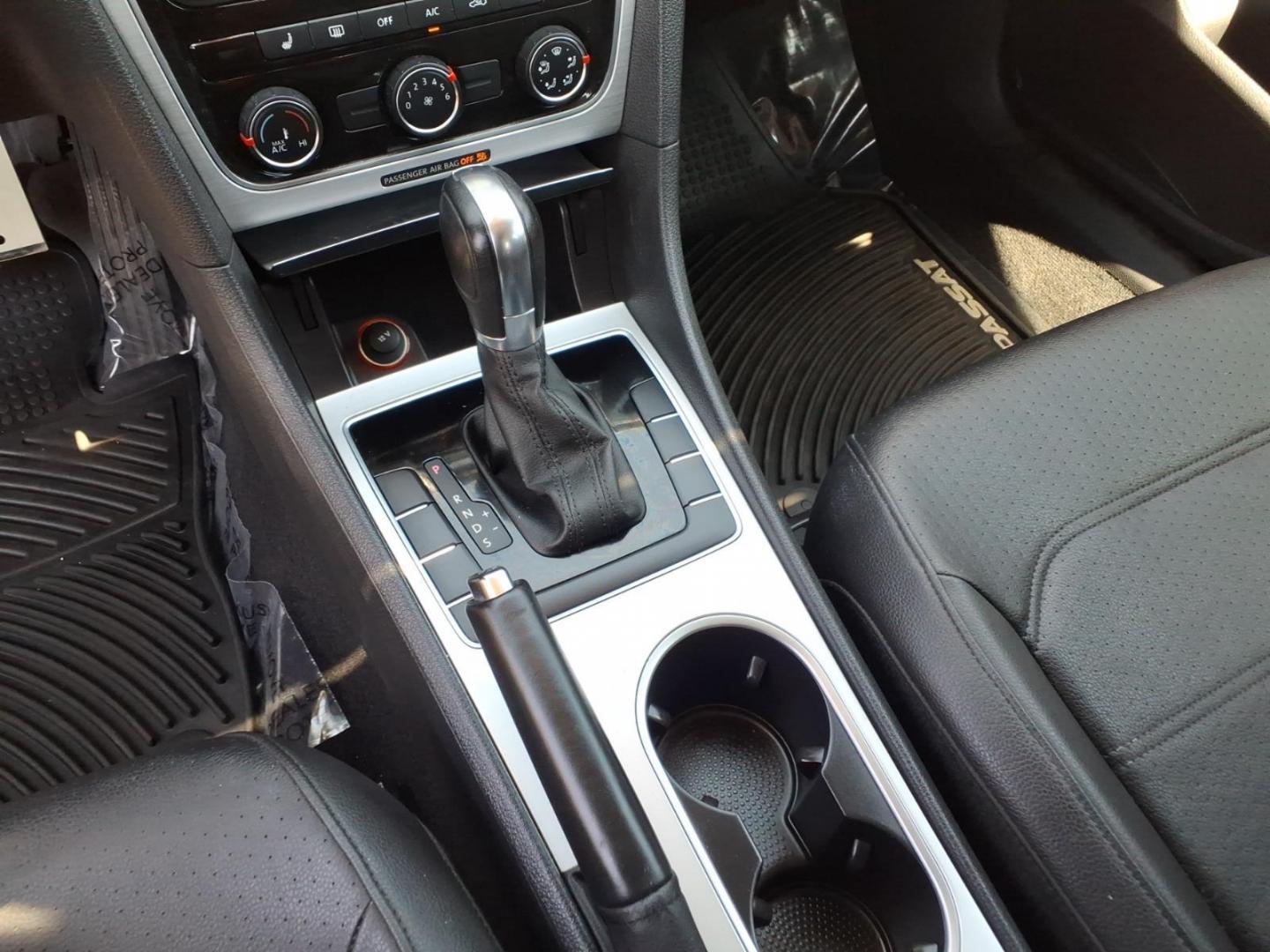2013 Platinum Gray Metallic Volkswagen Passat SE PZEV (1VWBP7A32DC) with an 2.5L 2.5L I5 170hp 177ft. lbs. PZEV Sequential-Port F.I. engine, 6-Speed Shiftable Automatic transmission, located at 50 Eastern Blvd., Essex, MD, 21221, (410) 686-3444, 39.304367, -76.484947 - Photo#18