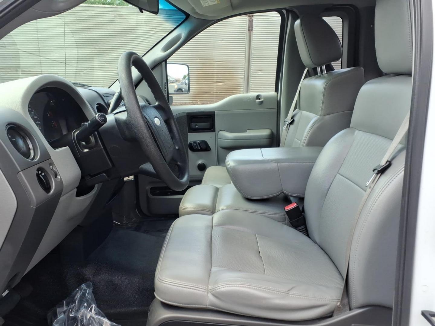 2005 White Ford F-150 XL (1FTRF12265N) with an 4.2L 4.2L V6 202hp 260ft. lb. Sequential-Port F.I. engine, 4-Speed Automatic transmission, located at 50 Eastern Blvd., Essex, MD, 21221, (410) 686-3444, 39.304367, -76.484947 - Photo#7
