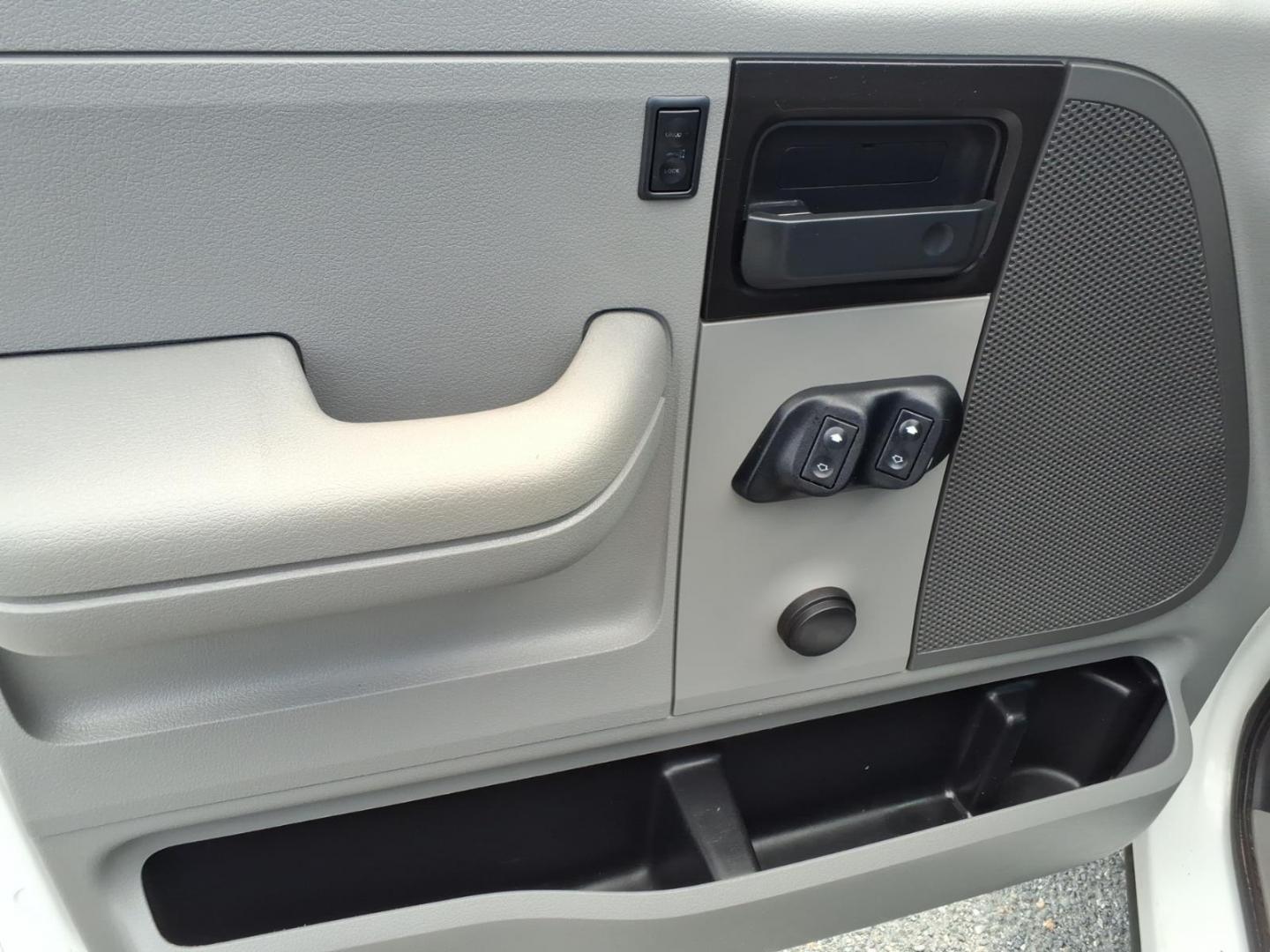 2005 White Ford F-150 XL (1FTRF12265N) with an 4.2L 4.2L V6 202hp 260ft. lb. Sequential-Port F.I. engine, 4-Speed Automatic transmission, located at 50 Eastern Blvd., Essex, MD, 21221, (410) 686-3444, 39.304367, -76.484947 - Photo#9