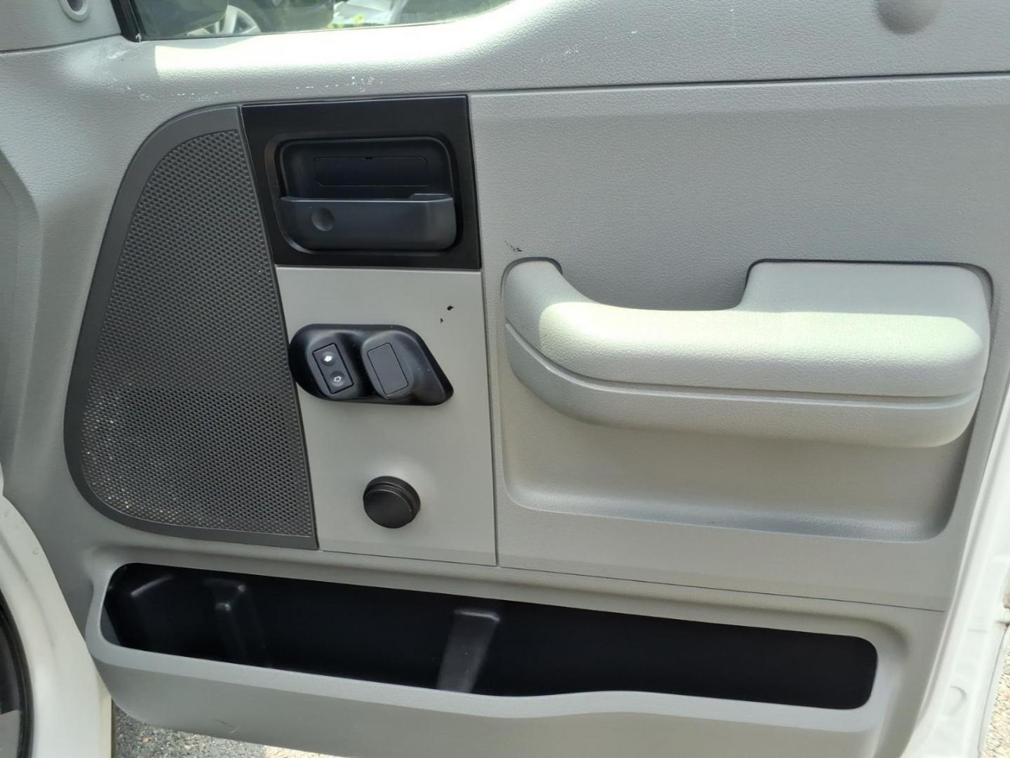 2005 White Ford F-150 XL (1FTRF12265N) with an 4.2L 4.2L V6 202hp 260ft. lb. Sequential-Port F.I. engine, 4-Speed Automatic transmission, located at 50 Eastern Blvd., Essex, MD, 21221, (410) 686-3444, 39.304367, -76.484947 - Photo#15