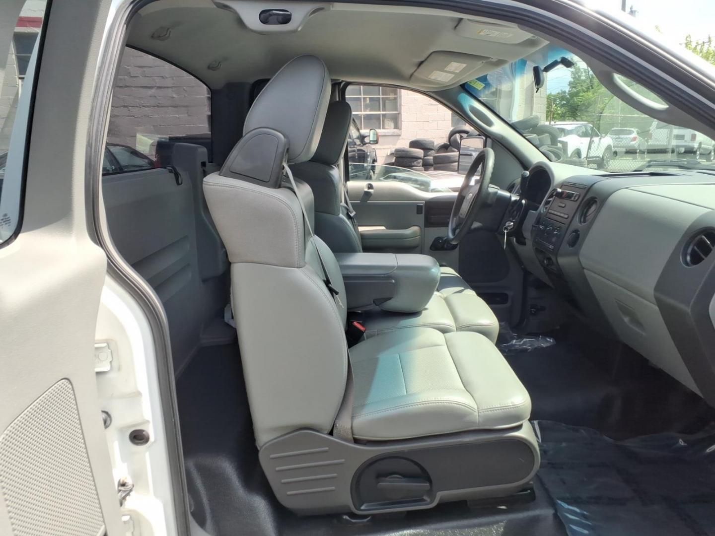 2005 White Ford F-150 XL (1FTRF12265N) with an 4.2L 4.2L V6 202hp 260ft. lb. Sequential-Port F.I. engine, 4-Speed Automatic transmission, located at 50 Eastern Blvd., Essex, MD, 21221, (410) 686-3444, 39.304367, -76.484947 - Photo#18
