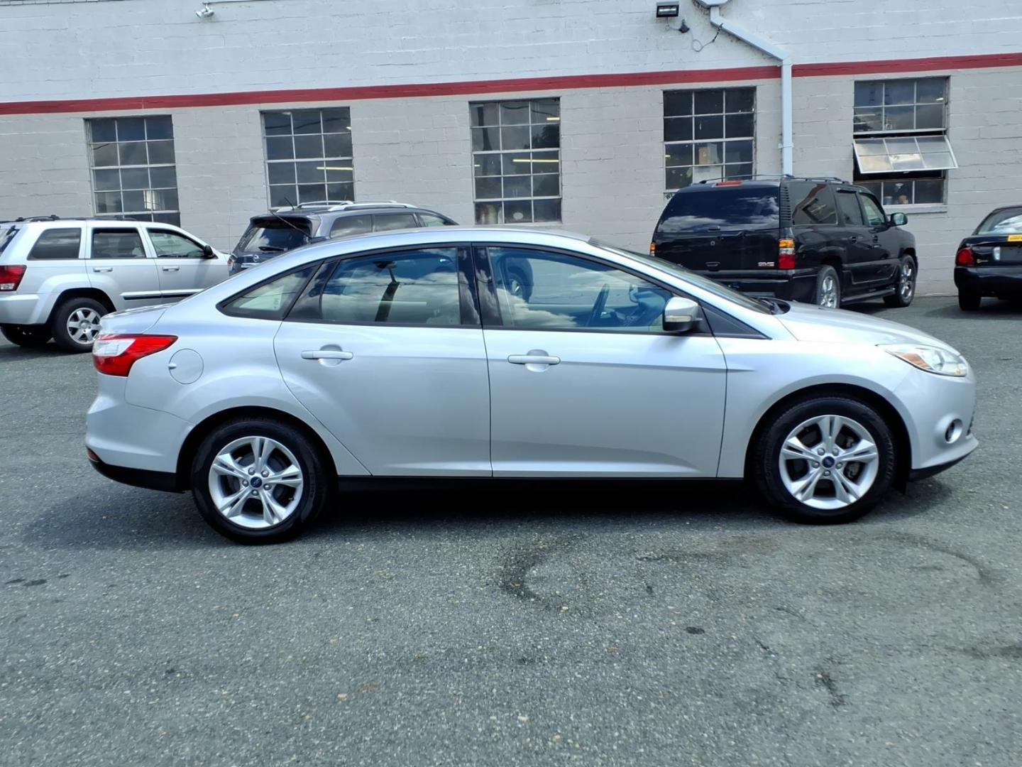 2013 Silver Ford Focus SE (1FADP3F28DL) with an 2.0L 4 Cylinder Fuel Injected engine, Automatic transmission, located at 50 Eastern Blvd., Essex, MD, 21221, (410) 686-3444, 39.304367, -76.484947- Photo#5