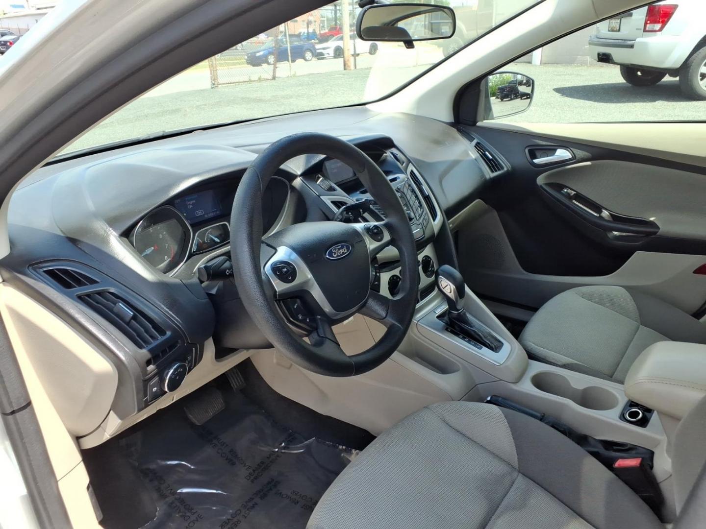 2013 Silver Ford Focus SE (1FADP3F28DL) with an 2.0L 4 Cylinder Fuel Injected engine, Automatic transmission, located at 50 Eastern Blvd., Essex, MD, 21221, (410) 686-3444, 39.304367, -76.484947- Photo#8