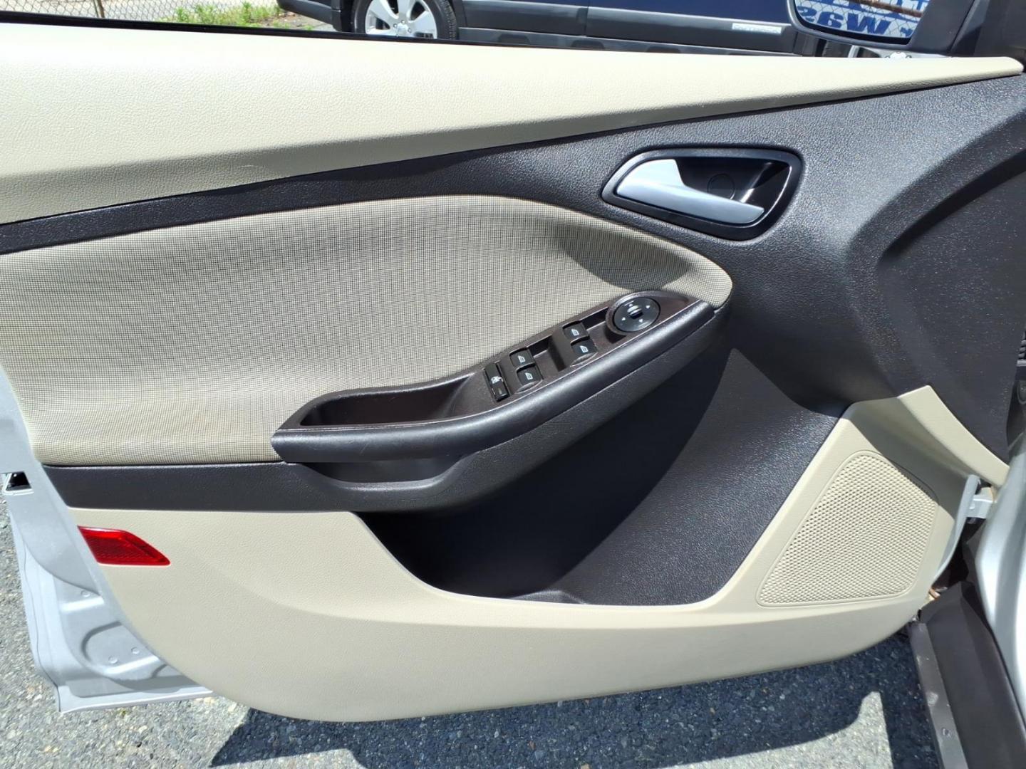 2013 Silver Ford Focus SE (1FADP3F28DL) with an 2.0L 4 Cylinder Fuel Injected engine, Automatic transmission, located at 50 Eastern Blvd., Essex, MD, 21221, (410) 686-3444, 39.304367, -76.484947- Photo#9