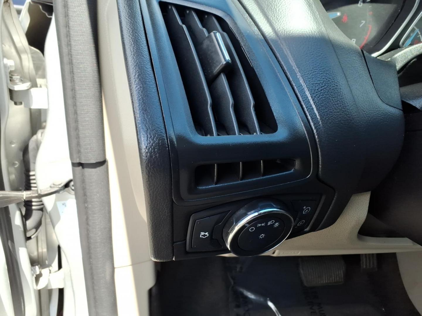 2013 Silver Ford Focus SE (1FADP3F28DL) with an 2.0L 4 Cylinder Fuel Injected engine, Automatic transmission, located at 50 Eastern Blvd., Essex, MD, 21221, (410) 686-3444, 39.304367, -76.484947- Photo#19