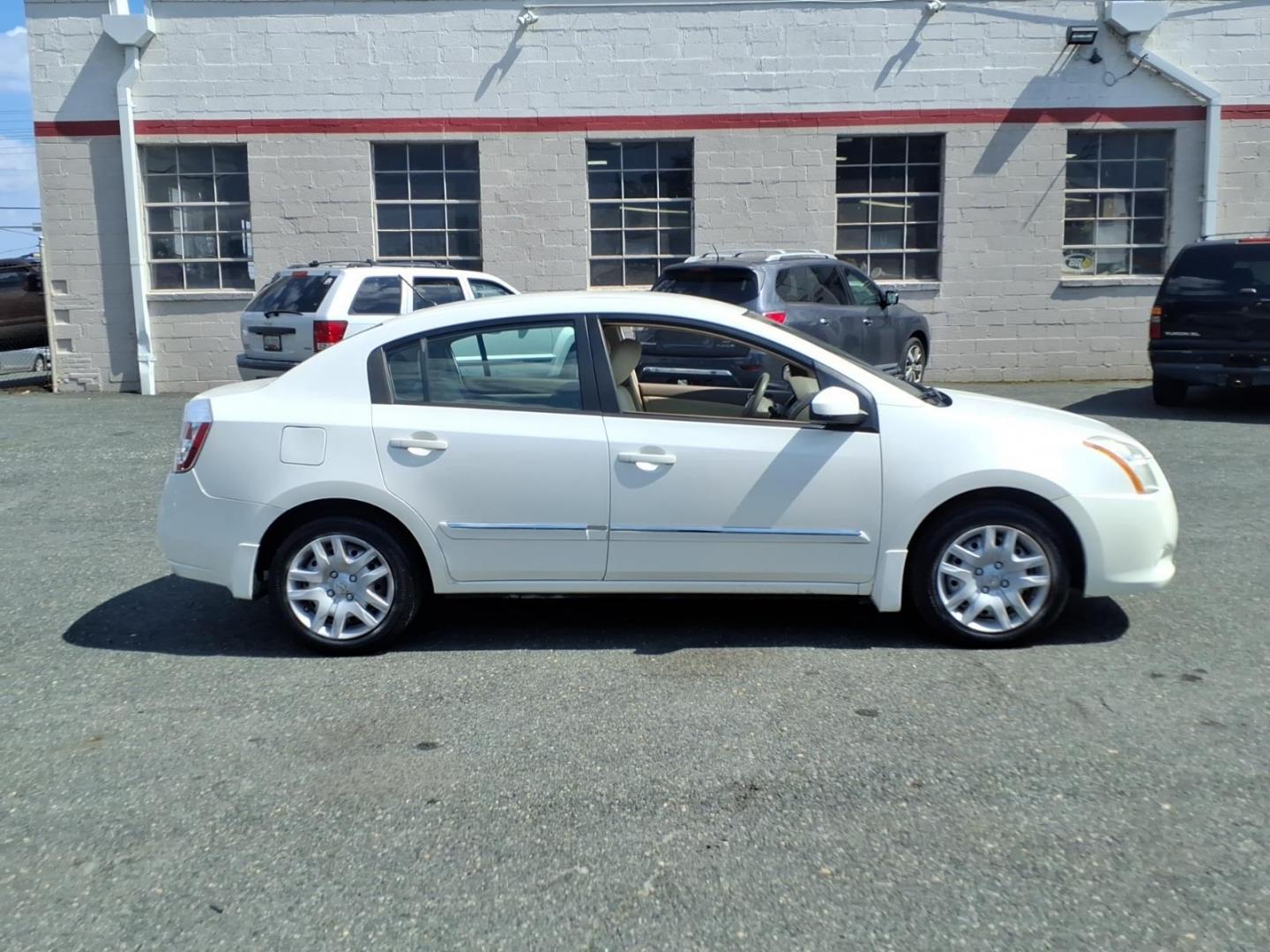 2010 White Nissan Sentra 2.0 (3N1AB6AP6AL) with an 2.0L 2.0L I4 140hp 147ft. lbs. Sequential-Port F.I. engine, CVT transmission, located at 50 Eastern Blvd., Essex, MD, 21221, (410) 686-3444, 39.304367, -76.484947- Photo#4
