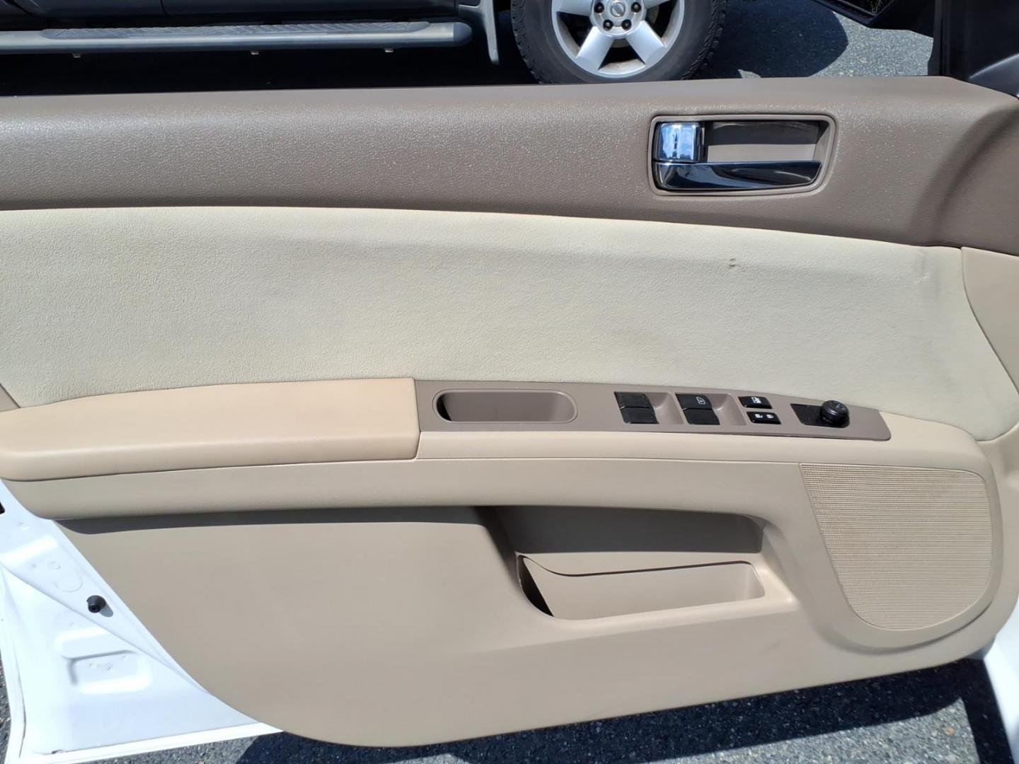 2010 White Nissan Sentra 2.0 (3N1AB6AP6AL) with an 2.0L 2.0L I4 140hp 147ft. lbs. Sequential-Port F.I. engine, CVT transmission, located at 50 Eastern Blvd., Essex, MD, 21221, (410) 686-3444, 39.304367, -76.484947- Photo#8