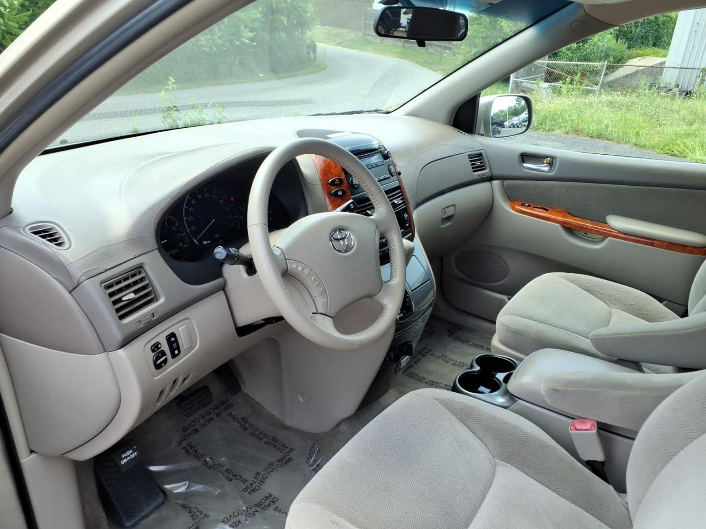 2006 Gold Toyota Sienna XLE 7 Passenger (5TDZA22C46S) with an 3.3L 3L NA V6 double overhead cam (DOHC) 24V Fuel Injected engine, 5-Speed Automatic transmission, located at 50 Eastern Blvd., Essex, MD, 21221, (410) 686-3444, 39.304367, -76.484947- Photo#8