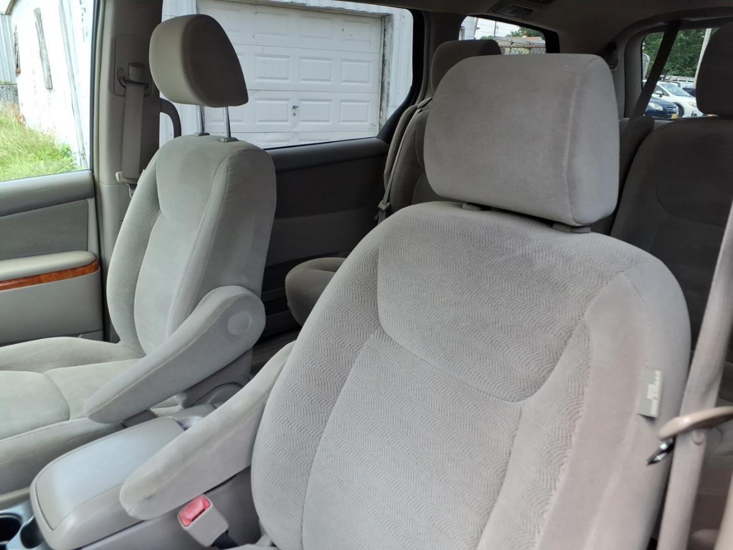 2006 Gold Toyota Sienna XLE 7 Passenger (5TDZA22C46S) with an 3.3L 3L NA V6 double overhead cam (DOHC) 24V Fuel Injected engine, 5-Speed Automatic transmission, located at 50 Eastern Blvd., Essex, MD, 21221, (410) 686-3444, 39.304367, -76.484947- Photo#9