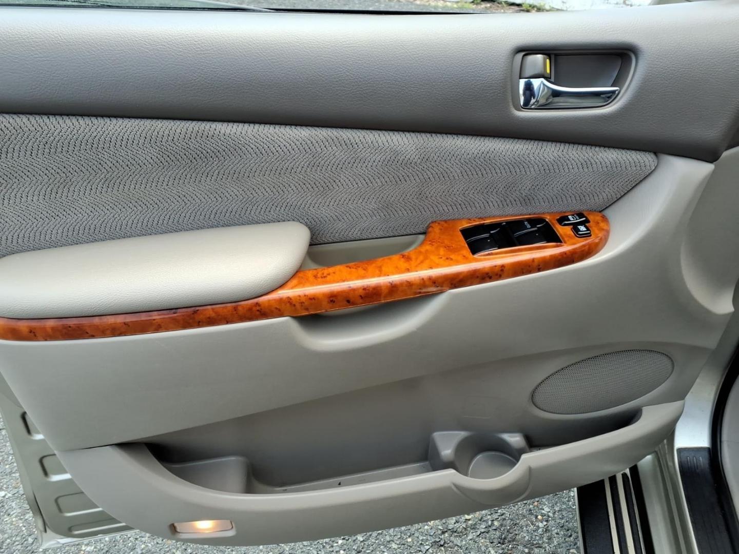 2006 Gold Toyota Sienna XLE 7 Passenger (5TDZA22C46S) with an 3.3L 3L NA V6 double overhead cam (DOHC) 24V Fuel Injected engine, 5-Speed Automatic transmission, located at 50 Eastern Blvd., Essex, MD, 21221, (410) 686-3444, 39.304367, -76.484947- Photo#10