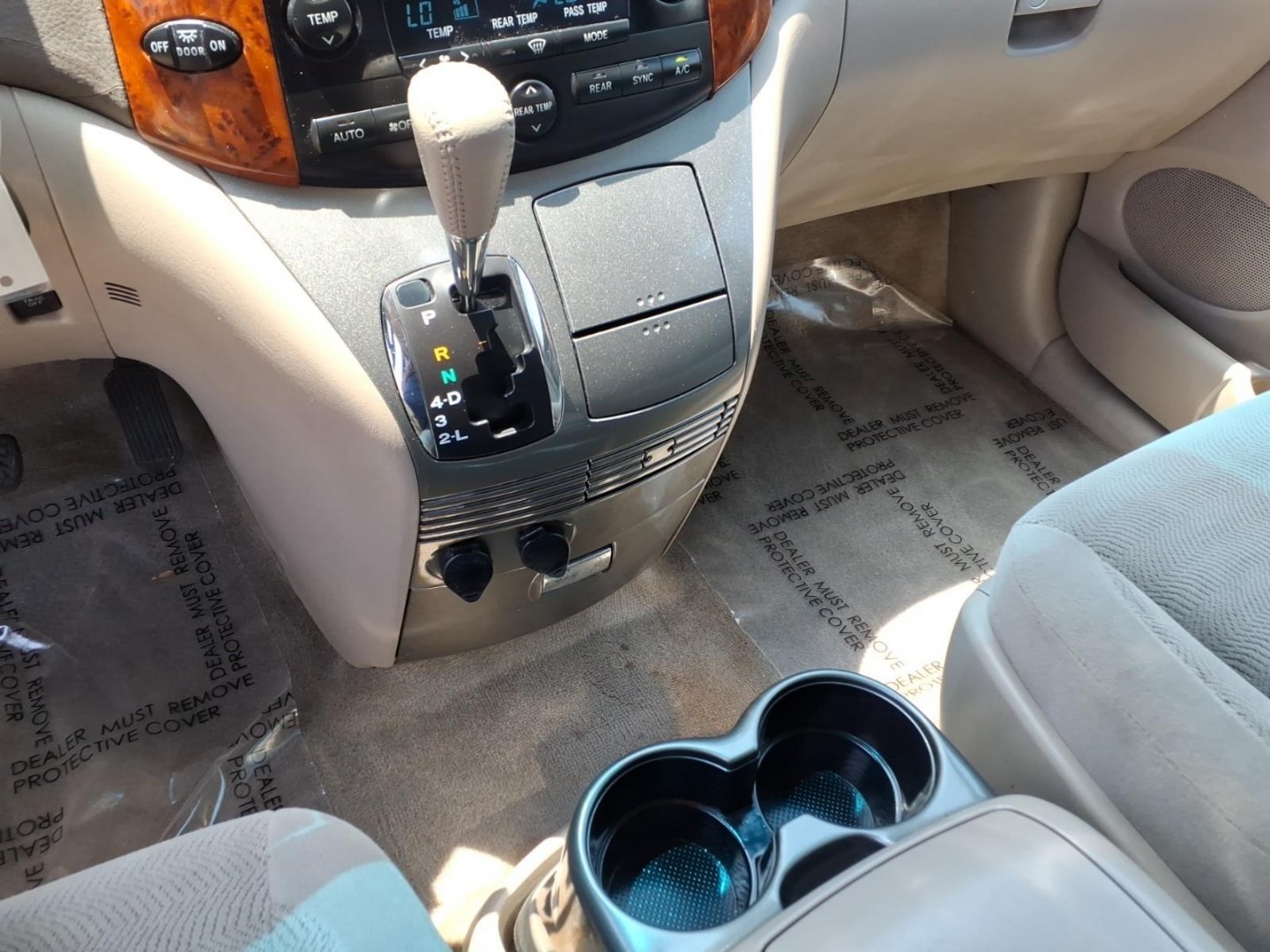 2006 Gold Toyota Sienna XLE 7 Passenger (5TDZA22C46S) with an 3.3L 3L NA V6 double overhead cam (DOHC) 24V Fuel Injected engine, 5-Speed Automatic transmission, located at 50 Eastern Blvd., Essex, MD, 21221, (410) 686-3444, 39.304367, -76.484947- Photo#19