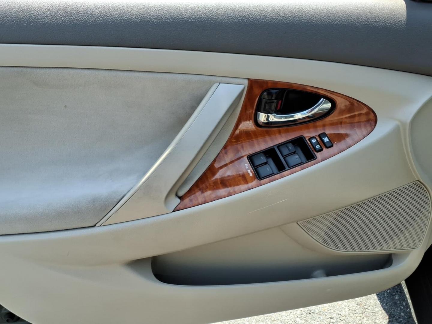 2011 Aloe Green Metallic Toyota Camry XLE (4T1BF3EK8BU) with an 2.5L 2.5L I4 169hp 167ft. lbs. Sequential Fuel Injection engine, 6-Speed Shiftable Automatic transmission, located at 50 Eastern Blvd., Essex, MD, 21221, (410) 686-3444, 39.304367, -76.484947- Photo#9