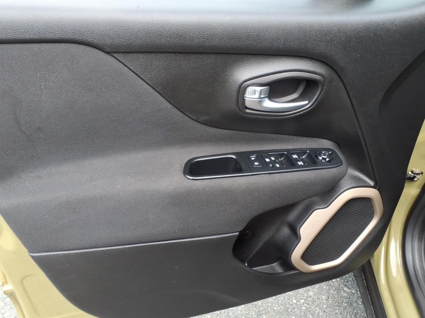 2015 Commando Jeep Renegade Latitude (ZACCJBBT7FP) with an 2.4L 4 Cylinder Fuel Injected engine, Automatic transmission, located at 50 Eastern Blvd., Essex, MD, 21221, (410) 686-3444, 39.304367, -76.484947- Photo#8