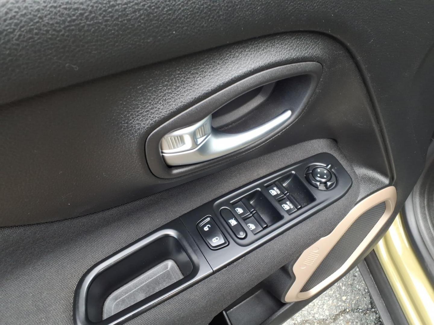 2015 Commando Jeep Renegade Latitude (ZACCJBBT7FP) with an 2.4L 4 Cylinder Fuel Injected engine, Automatic transmission, located at 50 Eastern Blvd., Essex, MD, 21221, (410) 686-3444, 39.304367, -76.484947- Photo#9