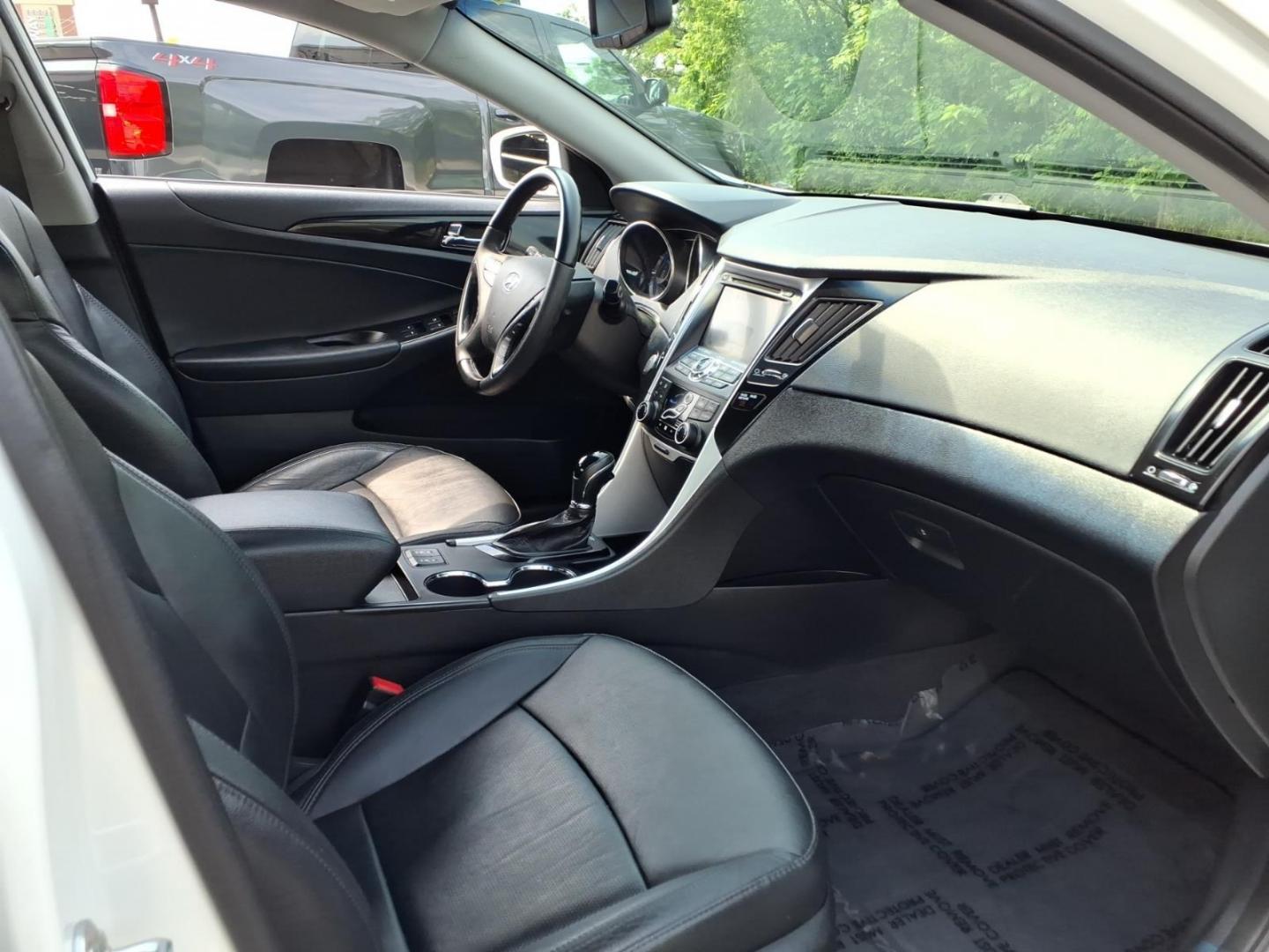 2012 White Hyundai SONATA Limited (5NPEC4AC2CH) with an 2.4L 4 Cylinder Fuel Injected engine, Automatic transmission, located at 50 Eastern Blvd., Essex, MD, 21221, (410) 686-3444, 39.304367, -76.484947- Photo#17