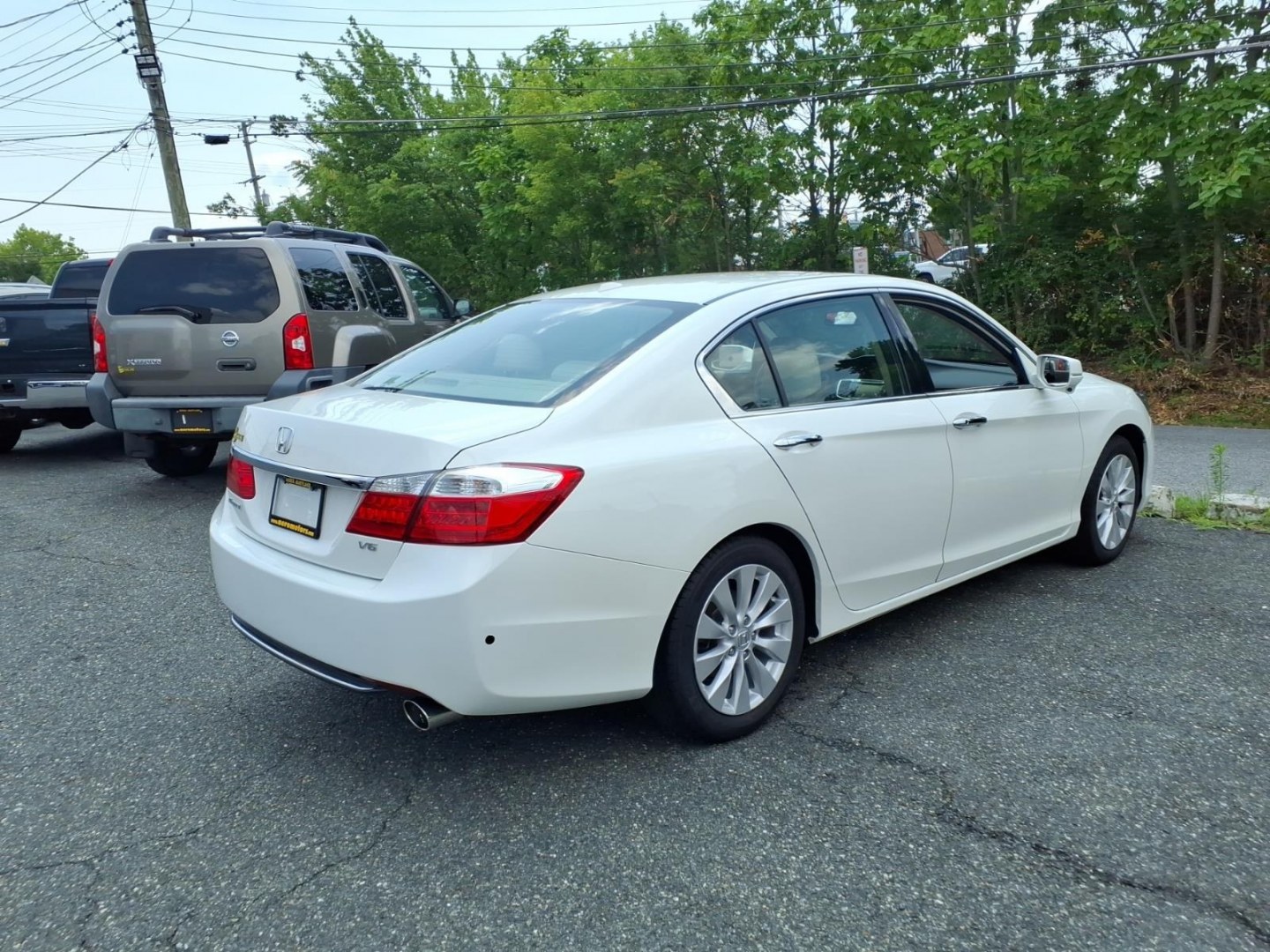 2014 White Honda Accord EX-L V6 (1HGCR3F82EA) with an 3.5L 3.5L V6 278hp 252ft. lbs. Sequential-Port F.I. engine, 6-Speed Shiftable Automatic transmission, located at 50 Eastern Blvd., Essex, MD, 21221, (410) 686-3444, 39.304367, -76.484947- Photo#4