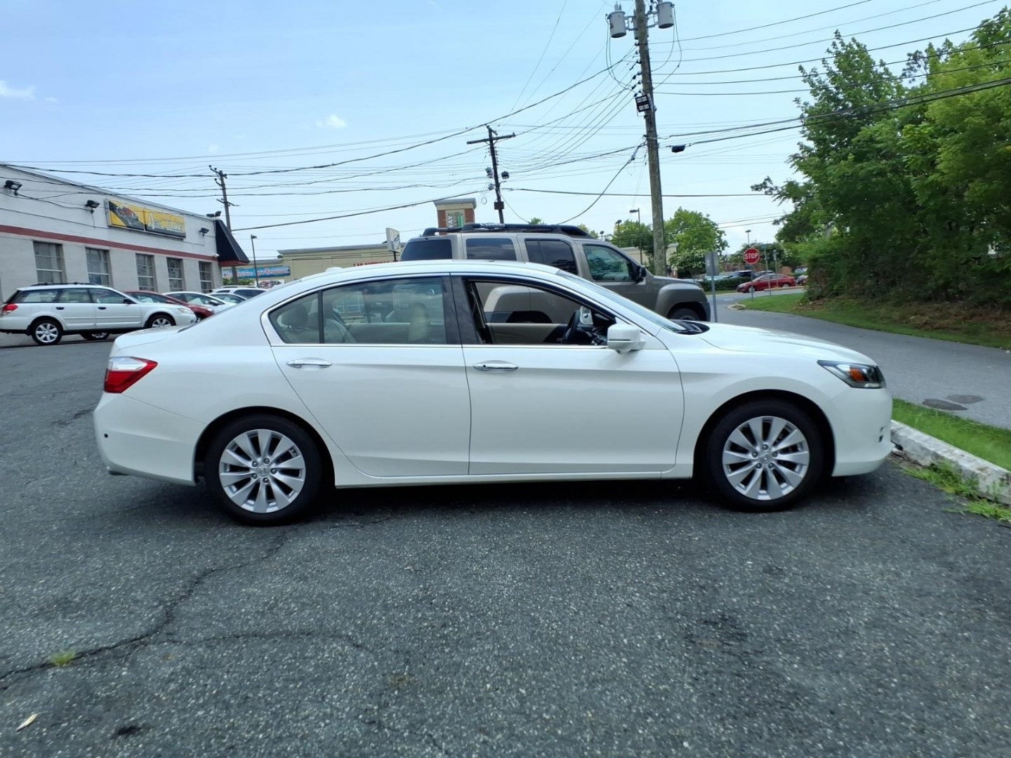 2014 White Honda Accord EX-L V6 (1HGCR3F82EA) with an 3.5L 3.5L V6 278hp 252ft. lbs. Sequential-Port F.I. engine, 6-Speed Shiftable Automatic transmission, located at 50 Eastern Blvd., Essex, MD, 21221, (410) 686-3444, 39.304367, -76.484947- Photo#5
