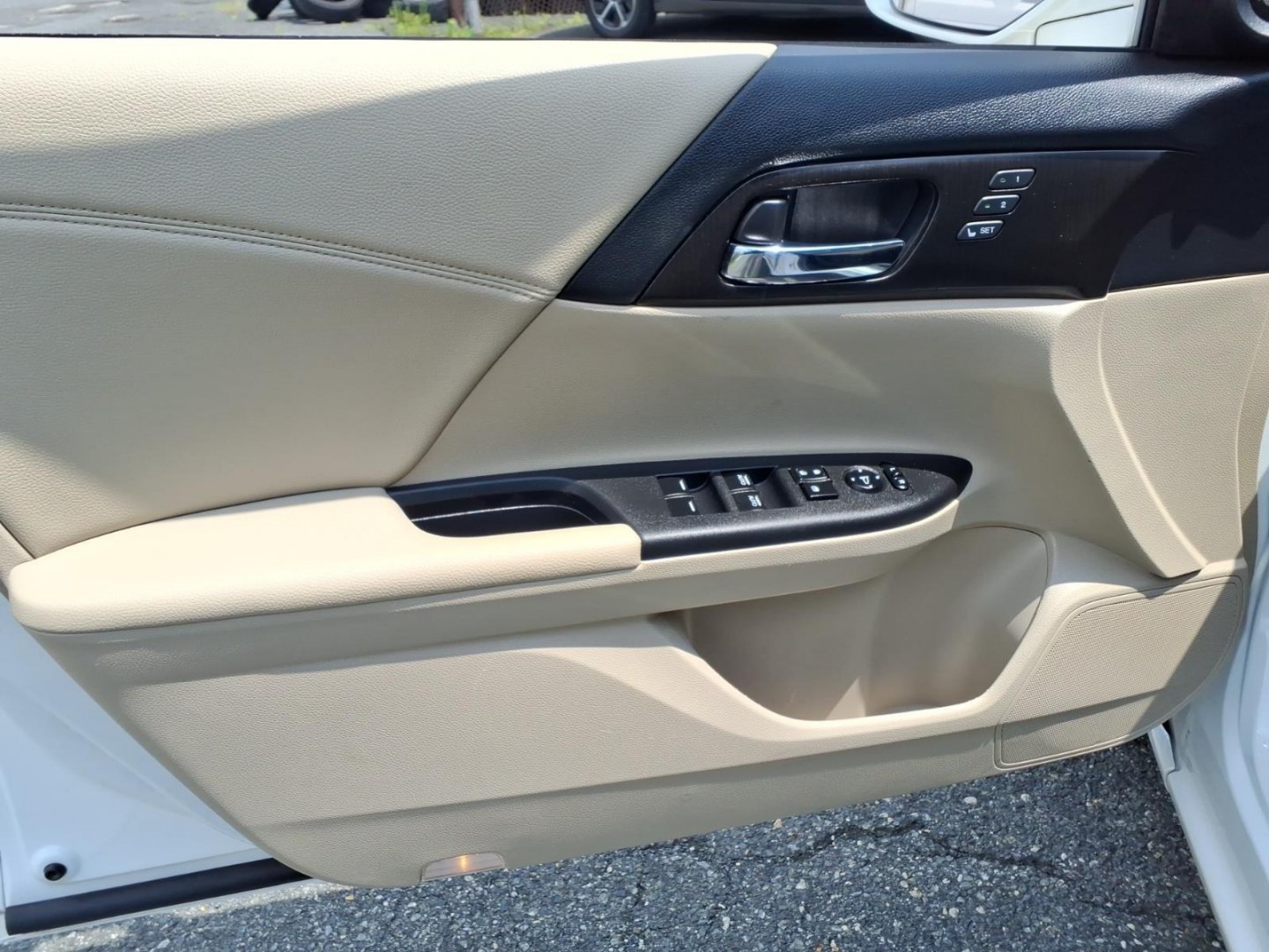 2014 White Honda Accord EX-L V6 (1HGCR3F82EA) with an 3.5L 3.5L V6 278hp 252ft. lbs. Sequential-Port F.I. engine, 6-Speed Shiftable Automatic transmission, located at 50 Eastern Blvd., Essex, MD, 21221, (410) 686-3444, 39.304367, -76.484947- Photo#9