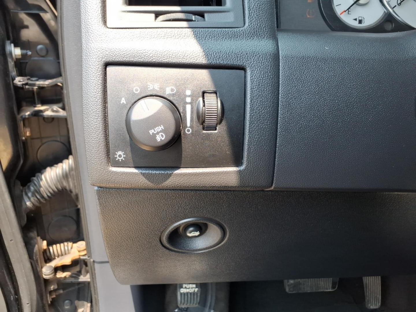 2009 Gray Chrysler 300 C HEMI (2C3KA63T09H) with an 5.7L 8 Cylinder Sequential-Port F.I. engine, Automatic transmission, located at 50 Eastern Blvd., Essex, MD, 21221, (410) 686-3444, 39.304367, -76.484947- Photo#19