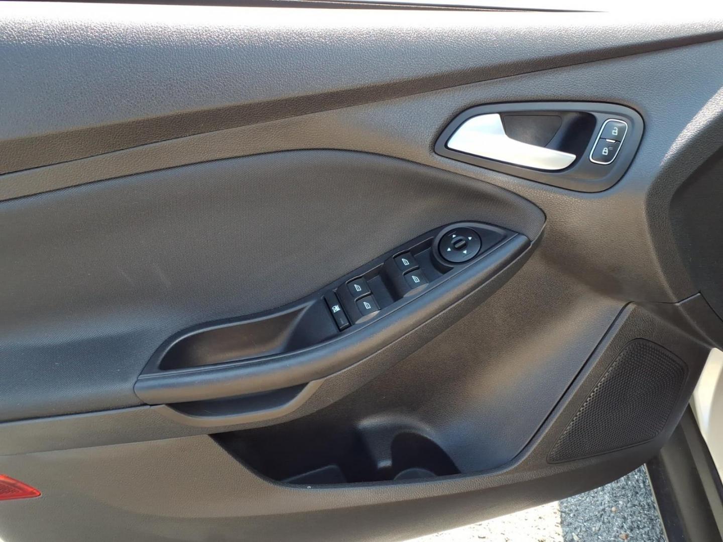 2016 Silver Ford Focus SE (1FADP3K25GL) with an 2.0L 4 Cylinder Fuel Injected engine, Manual transmission, located at 50 Eastern Blvd., Essex, MD, 21221, (410) 686-3444, 39.304367, -76.484947- Photo#8