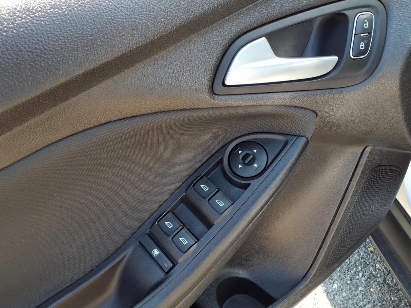 2016 Silver Ford Focus SE (1FADP3K25GL) with an 2.0L 4 Cylinder Fuel Injected engine, Manual transmission, located at 50 Eastern Blvd., Essex, MD, 21221, (410) 686-3444, 39.304367, -76.484947- Photo#9