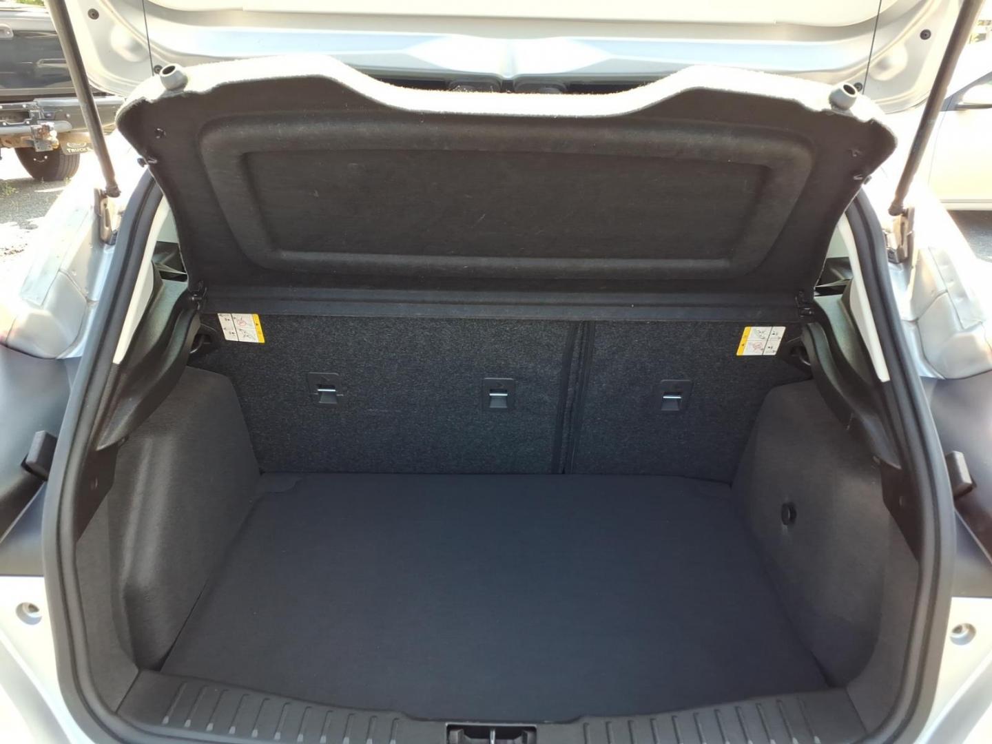 2016 Silver Ford Focus SE (1FADP3K25GL) with an 2.0L 4 Cylinder Fuel Injected engine, Manual transmission, located at 50 Eastern Blvd., Essex, MD, 21221, (410) 686-3444, 39.304367, -76.484947- Photo#12