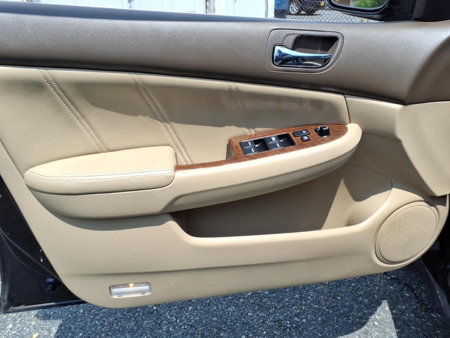 2007 Black Honda Accord EX-L (1HGCM56837A) with an 2.4L 2.4L inline 4 double overhead camshaft 16V Sequential-Port F.I. engine, 5-Speed Automatic transmission, located at 50 Eastern Blvd., Essex, MD, 21221, (410) 686-3444, 39.304367, -76.484947- Photo#9