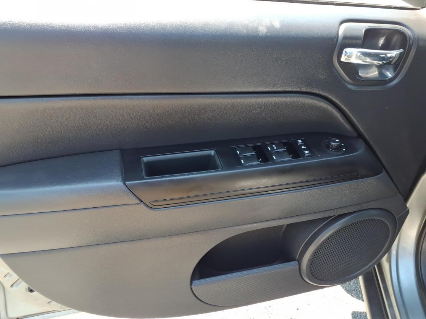 2012 Gray Jeep Compass Latitude (1C4NJDEB8CD) with an 2.4L 4 Cylinder Sequential-Port F.I. engine, Automatic transmission, located at 50 Eastern Blvd., Essex, MD, 21221, (410) 686-3444, 39.304367, -76.484947- Photo#8