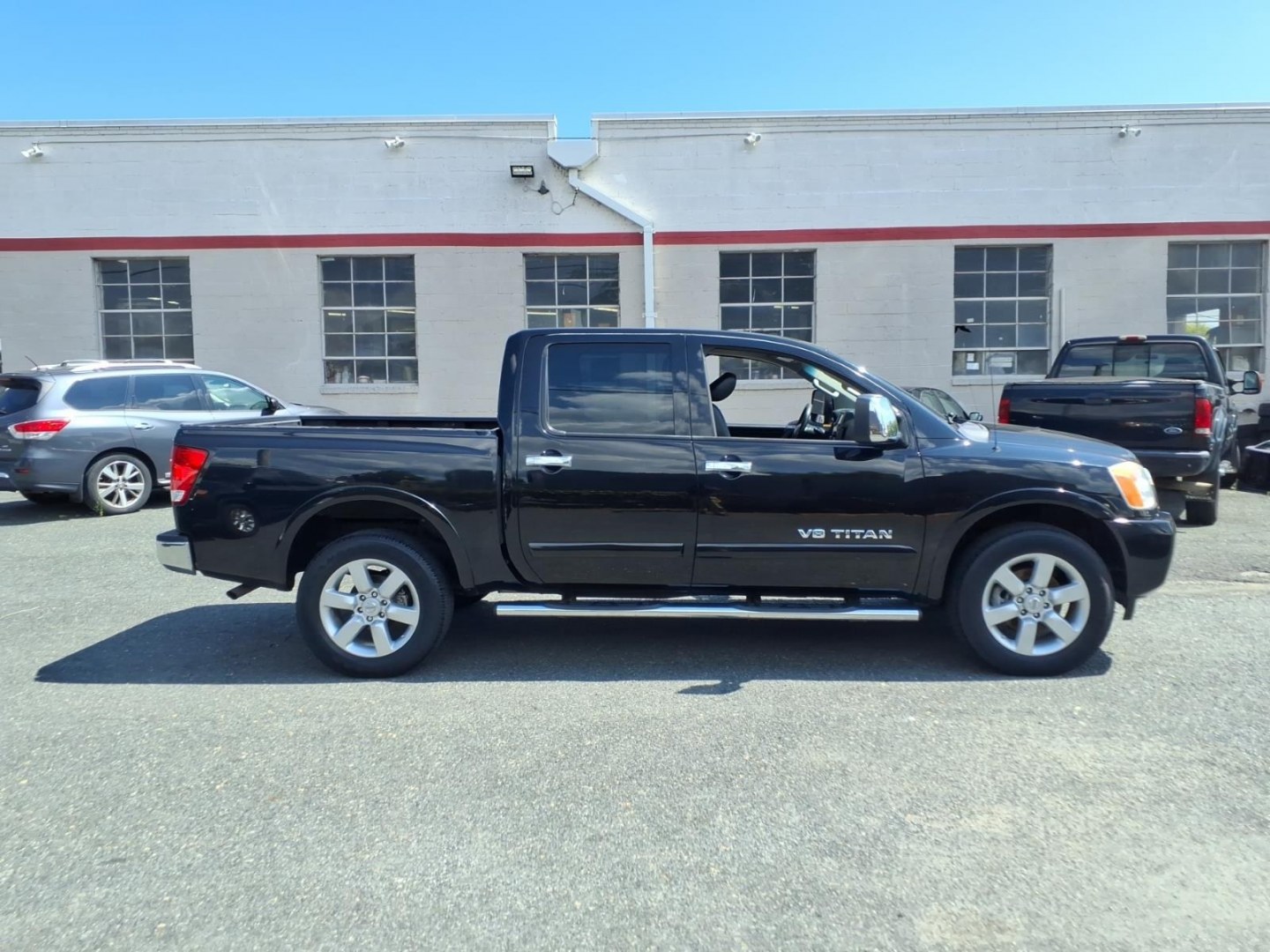 2014 Black Nissan Titan SL (1N6AA0EC6EN) with an 5.6L 8 Cylinder Fuel Injected engine, AT4X4 transmission, located at 50 Eastern Blvd., Essex, MD, 21221, (410) 686-3444, 39.304367, -76.484947- Photo#4