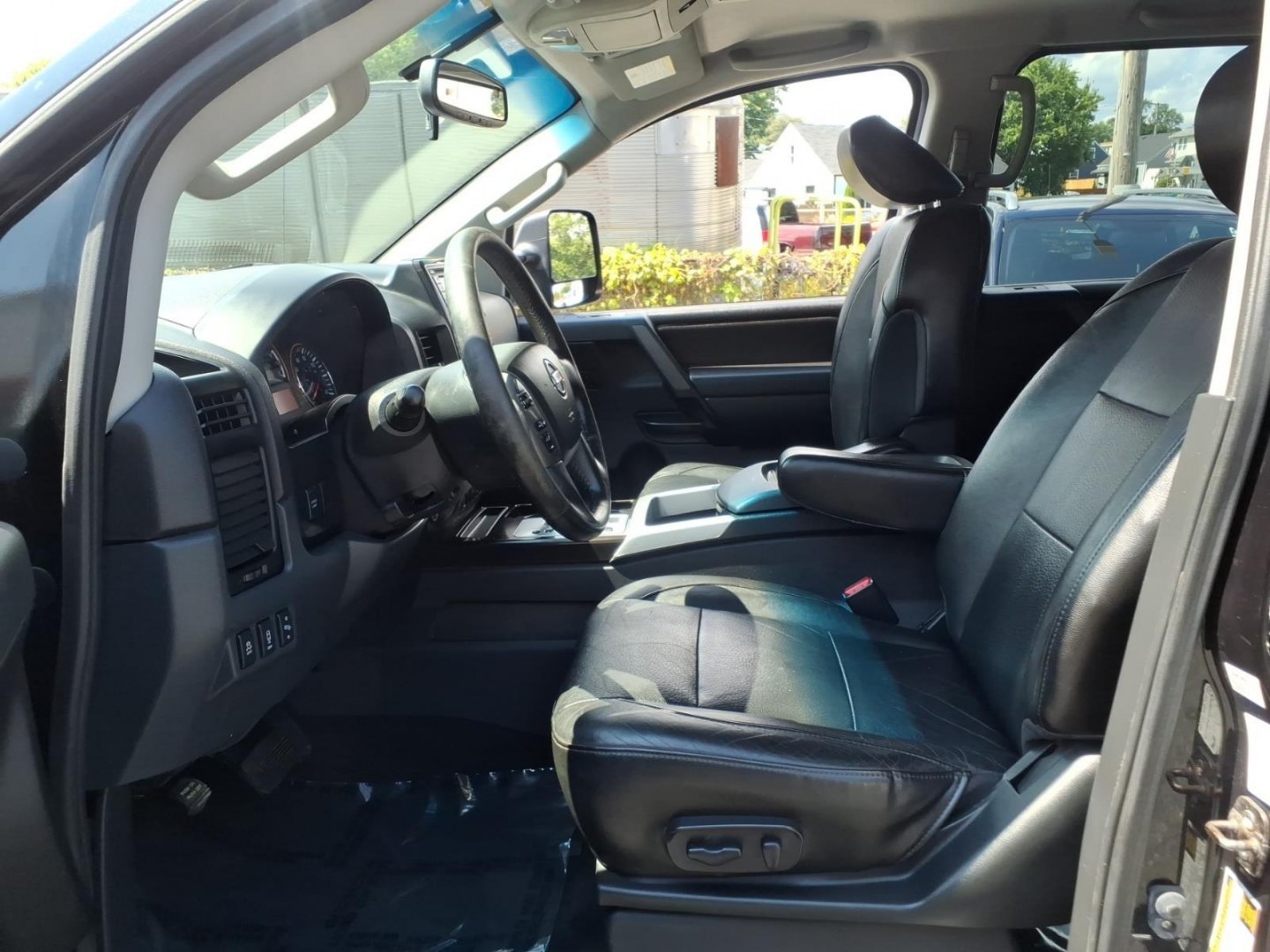 2014 Black Nissan Titan SL (1N6AA0EC6EN) with an 5.6L 8 Cylinder Fuel Injected engine, AT4X4 transmission, located at 50 Eastern Blvd., Essex, MD, 21221, (410) 686-3444, 39.304367, -76.484947- Photo#6