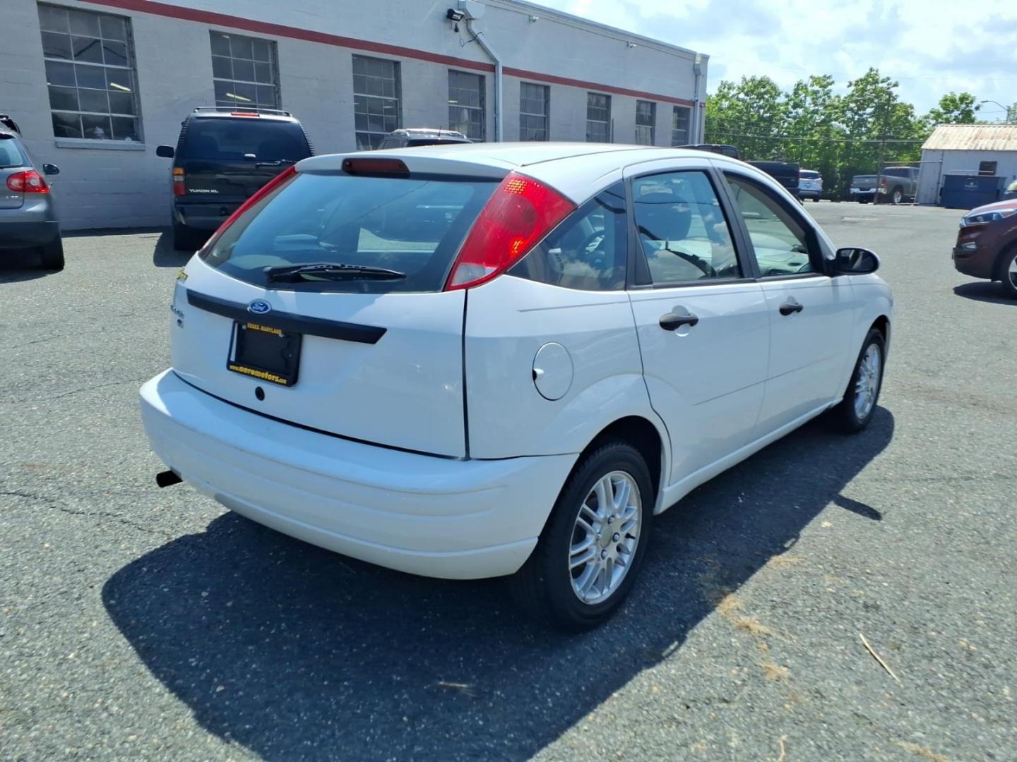 2007 Cloud 9 White Clearcoat Yz Ford Focus ZX5 SE (1FAHP37N27W) with an 2.0L 2.0L inline 4 double overhead camshaft 16V Fuel Injected engine, Automatic transmission, located at 50 Eastern Blvd., Essex, MD, 21221, (410) 686-3444, 39.304367, -76.484947- Photo#2