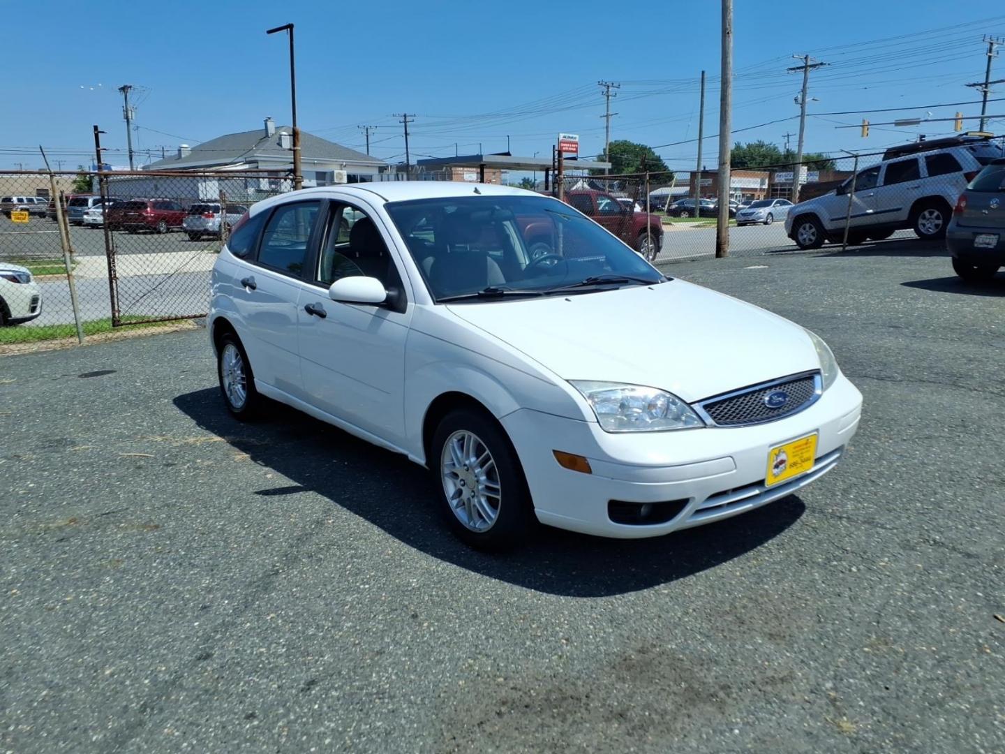 2007 Cloud 9 White Clearcoat Yz Ford Focus ZX5 SE (1FAHP37N27W) with an 2.0L 2.0L inline 4 double overhead camshaft 16V Fuel Injected engine, Automatic transmission, located at 50 Eastern Blvd., Essex, MD, 21221, (410) 686-3444, 39.304367, -76.484947- Photo#4