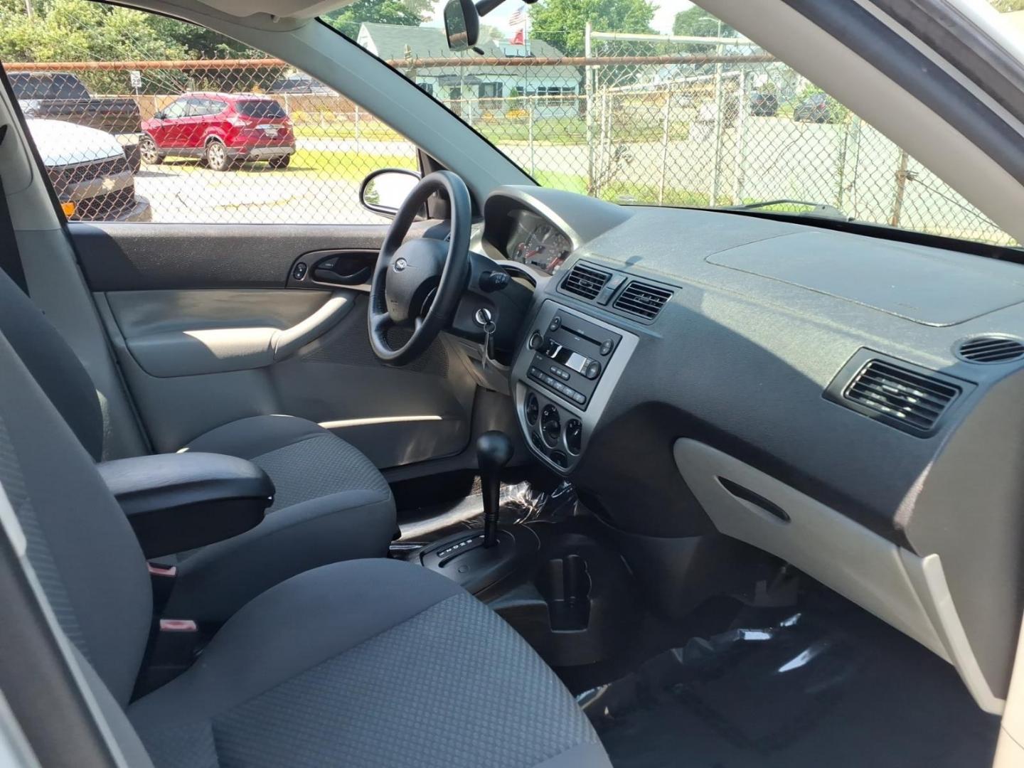 2007 Cloud 9 White Clearcoat Yz Ford Focus ZX5 SE (1FAHP37N27W) with an 2.0L 2.0L inline 4 double overhead camshaft 16V Fuel Injected engine, Automatic transmission, located at 50 Eastern Blvd., Essex, MD, 21221, (410) 686-3444, 39.304367, -76.484947- Photo#11