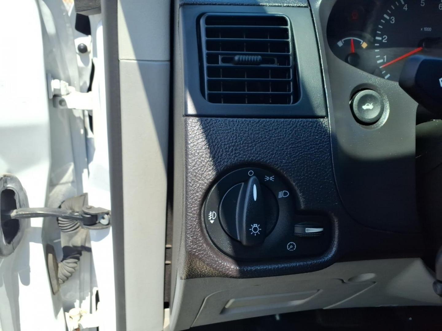 2007 Cloud 9 White Clearcoat Yz Ford Focus ZX5 SE (1FAHP37N27W) with an 2.0L 2.0L inline 4 double overhead camshaft 16V Fuel Injected engine, Automatic transmission, located at 50 Eastern Blvd., Essex, MD, 21221, (410) 686-3444, 39.304367, -76.484947- Photo#18