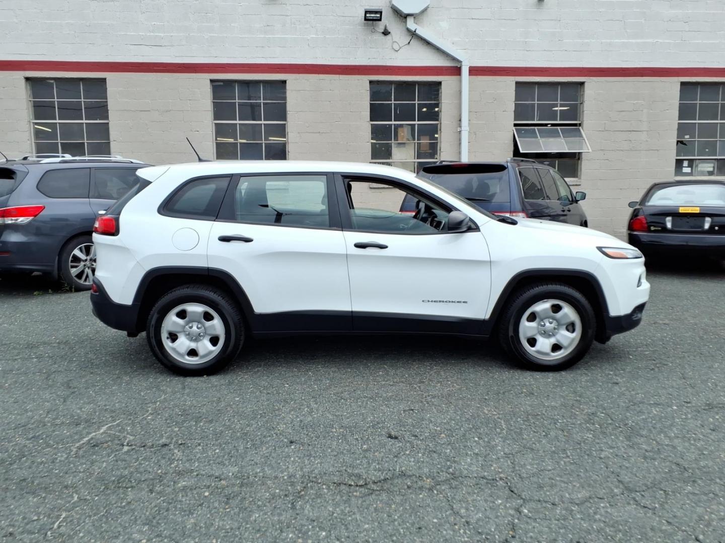 2015 White Jeep Cherokee Sport (1C4PJMAB6FW) with an 2.4L 4 Cylinder Sequential-Port F.I. engine, AT4X4 transmission, located at 50 Eastern Blvd., Essex, MD, 21221, (410) 686-3444, 39.304367, -76.484947- Photo#5