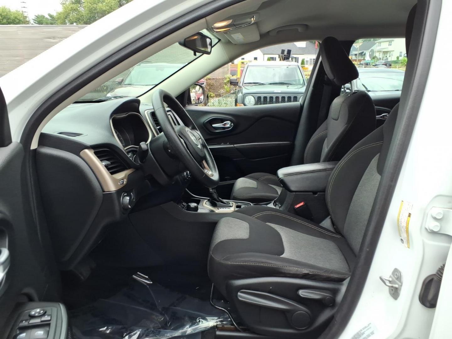 2015 White Jeep Cherokee Sport (1C4PJMAB6FW) with an 2.4L 4 Cylinder Sequential-Port F.I. engine, AT4X4 transmission, located at 50 Eastern Blvd., Essex, MD, 21221, (410) 686-3444, 39.304367, -76.484947- Photo#7